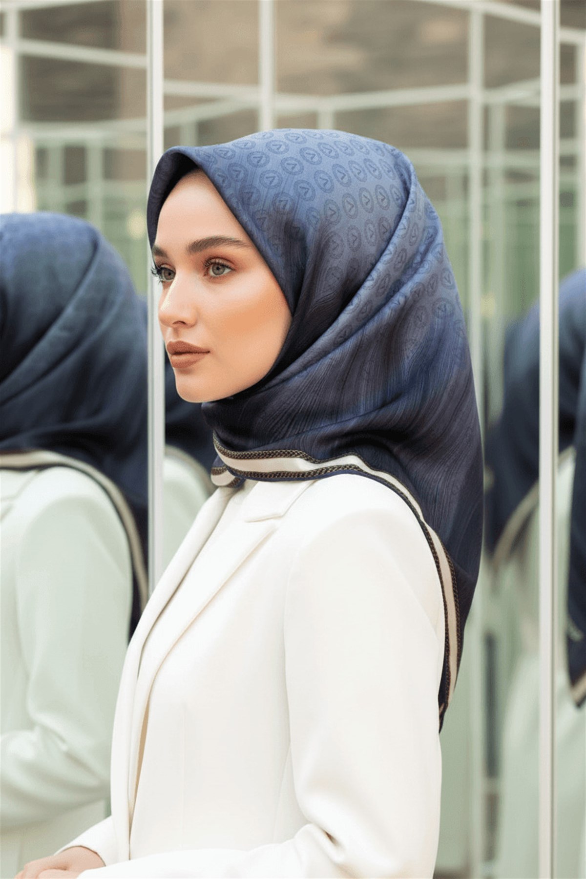 100% Twill İpek Monogram Desenli İndigo Renkli 90x90 Dikim Şekli : El Dikişi Eşarp