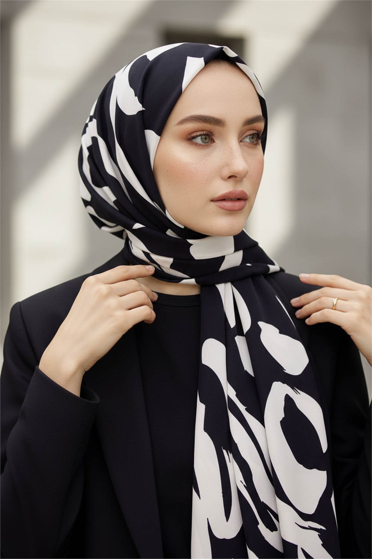 KREP FIRÇA DARBESİ DESENLİ SİYAH - KREM RENKLİ 75X195 KIRIŞMAZ ŞAL