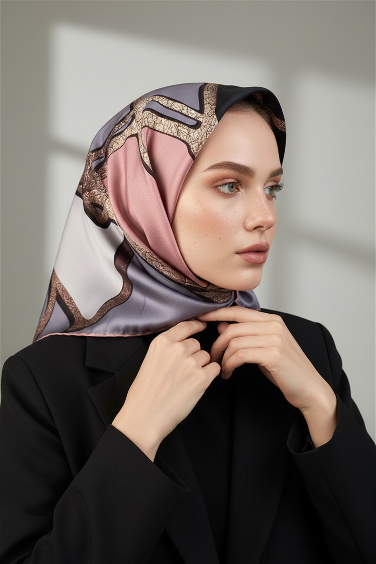 % 57 İPEK % 43 VİSKON Twill İpek Gold Efektli Geometrik Desenli Gri - Pudra Renkli 90x90 Eşarp Dikim Şekli : El Dikişi