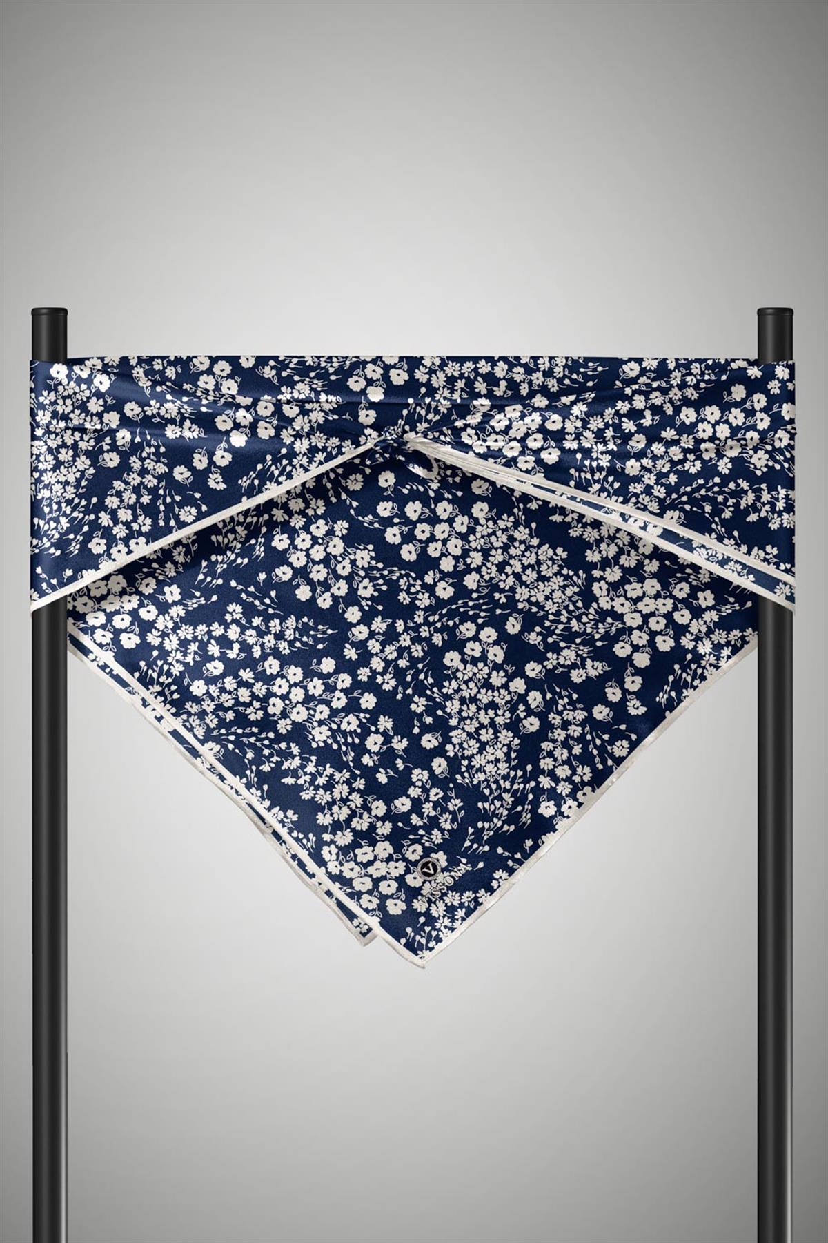 %100 Twill İpek Çıtır Çiçek Desenli Lacivert - Krem Renkli 90x90 Eşarp Dikim Şekli : El Dikişi