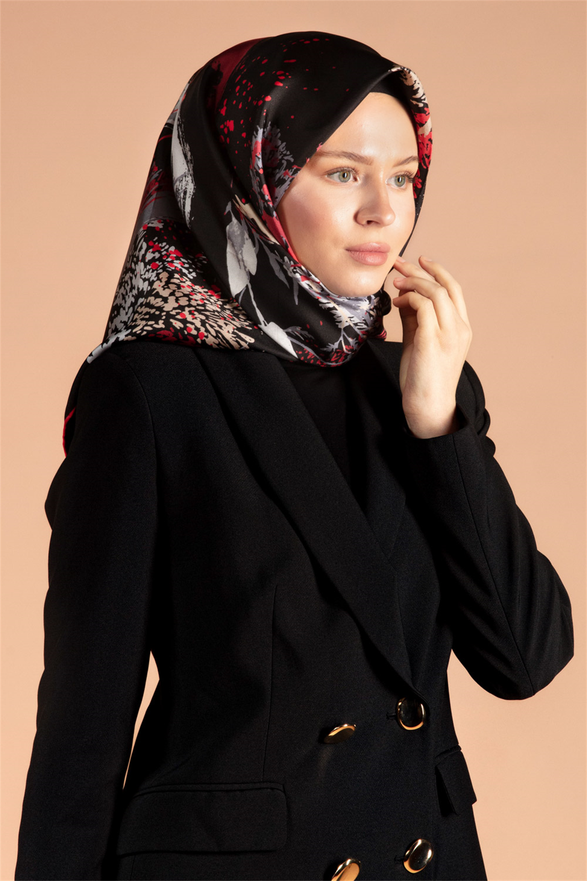 %100 Twill İpek Suluboya Çiçek Desenli Siyah - Bordo Renkli 90x90 Eşarp Dikim Şekli : El Dikişi