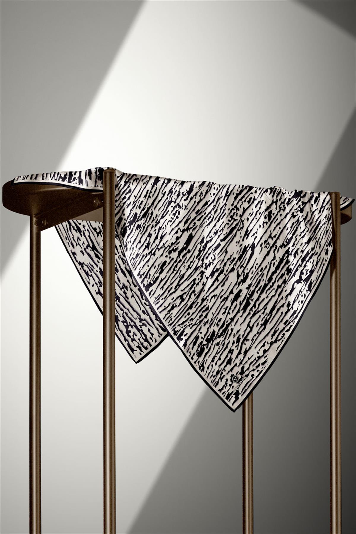 %100 Twill İpek Çizgi Desenli Krem - Siyah Renkli 90x90 Eşarp Dikim Şekli : El Dikişi