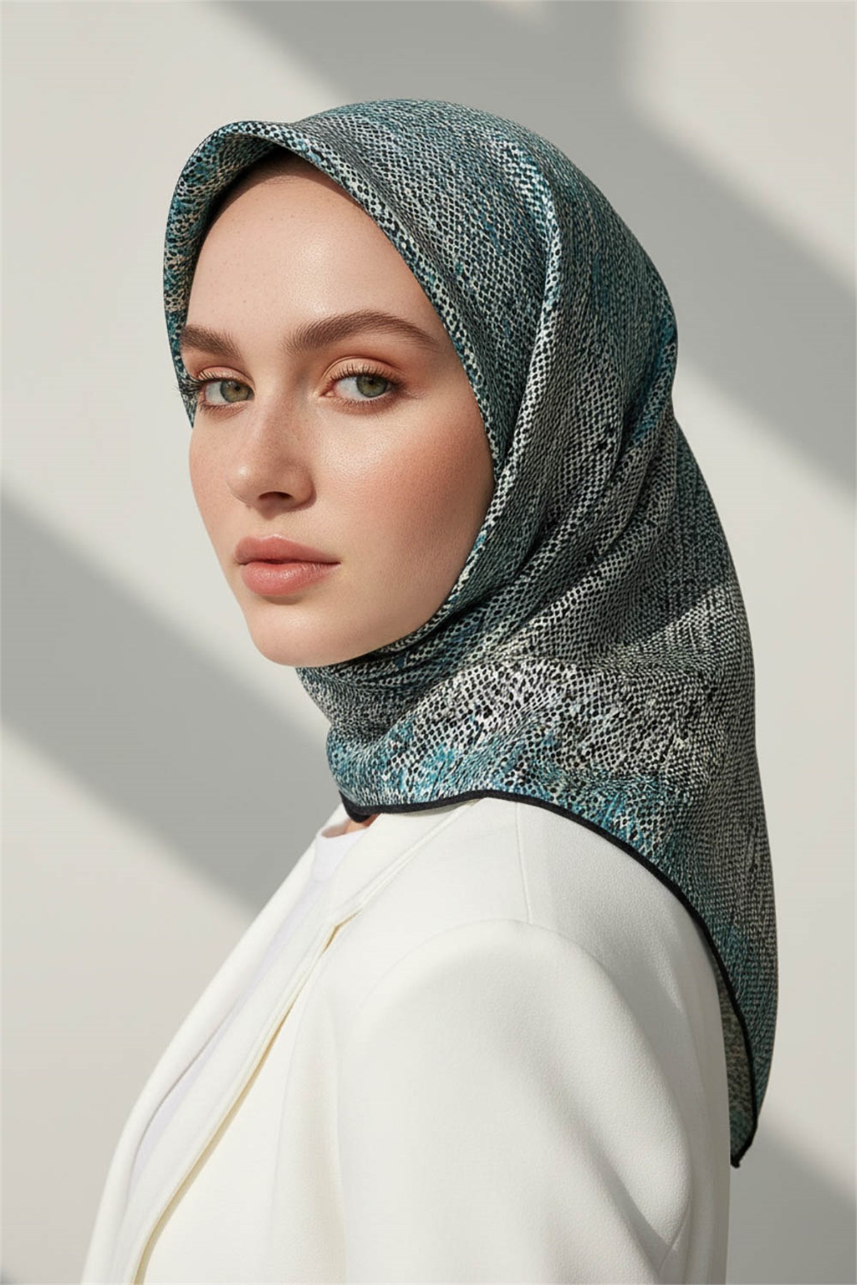 %100 Twill İpek Dokulu Desen Mint Yeşili - Su Yeşili Renkli 90x90 Eşarp Kenar Dikiş Şekli El Dikişli
