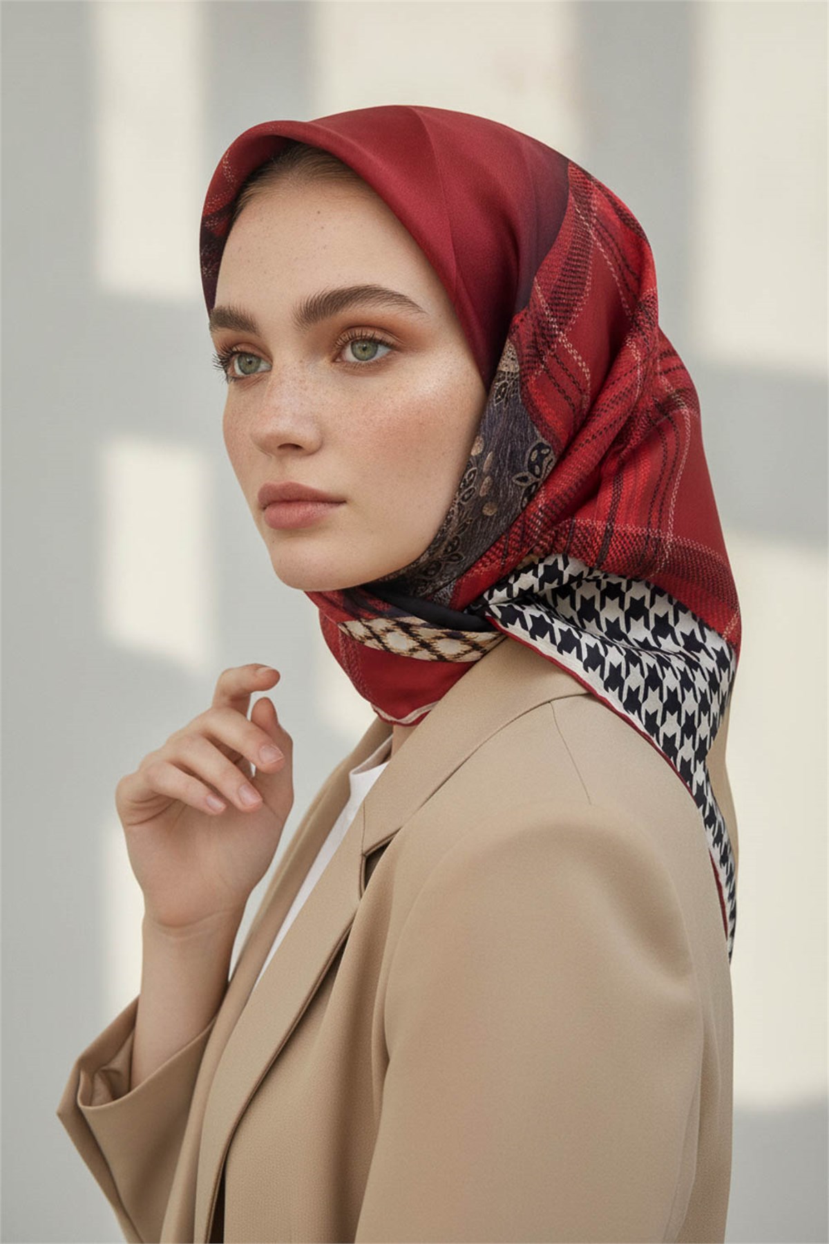 % 57 İPEK % 43 VİSKON Twill İpek Kazayaklı Ekoseli Leoparlı Ve Şal Desenli Bordo - Bej Renkli 90x90 Eşarp Dikim Şekli : El Dikişi