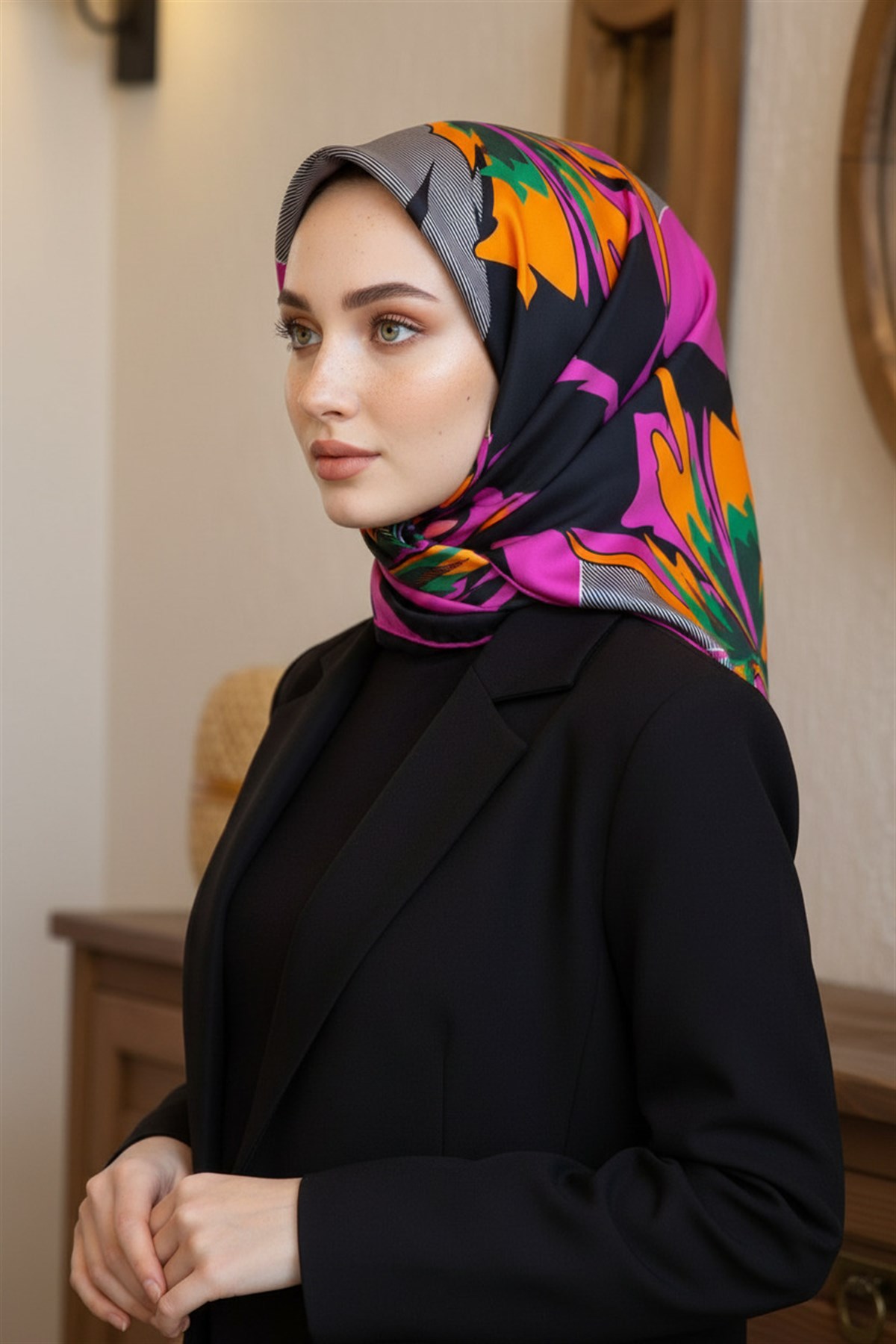 %100 Twill İpek Çiçek Desenli Siyah - Fuşya Renkli 90x90 Eşarp Dikim Şekli : El Dikişi