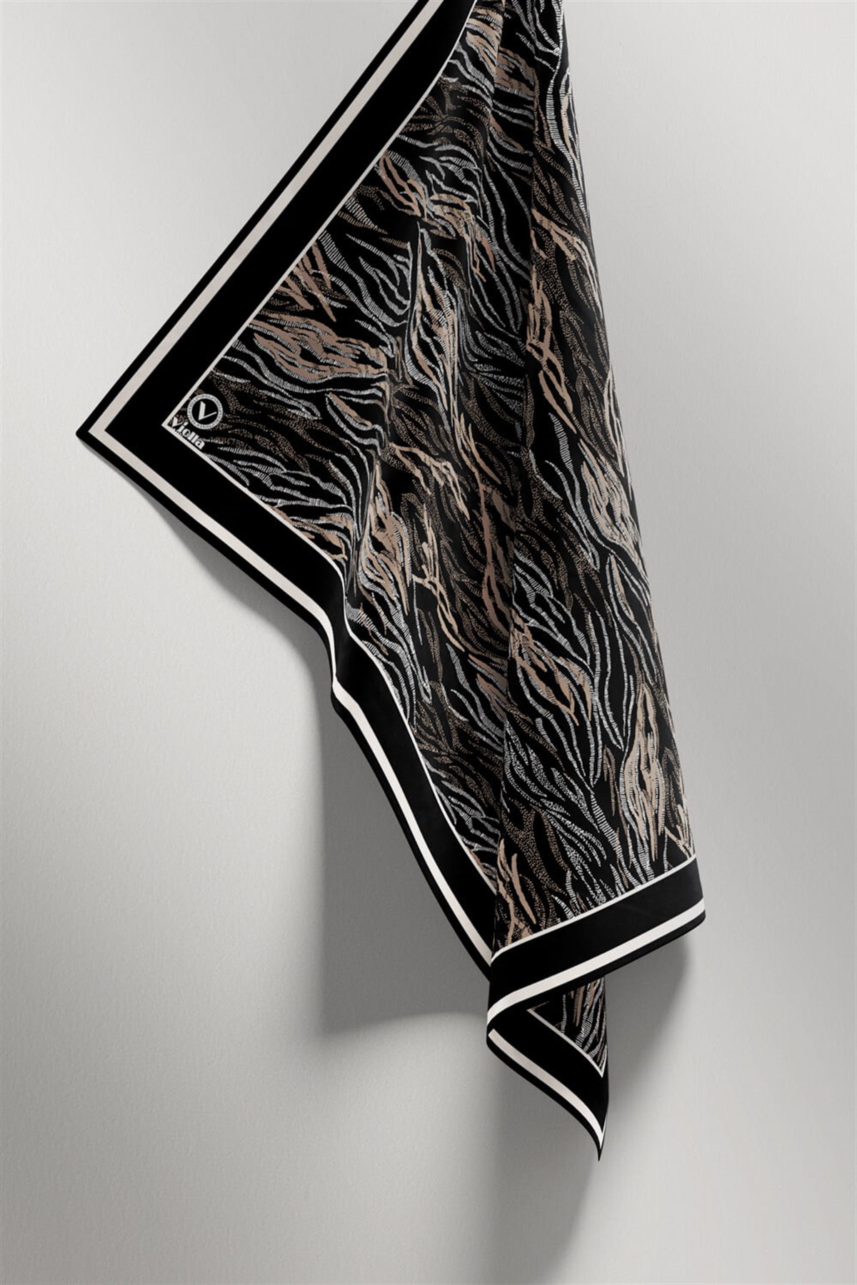 Twill Soyut Çizgi Desenli Siyah Renkli 90x90 Eşarp (İpek İçermez) Kenar Dikiş Şekli El Dikişli