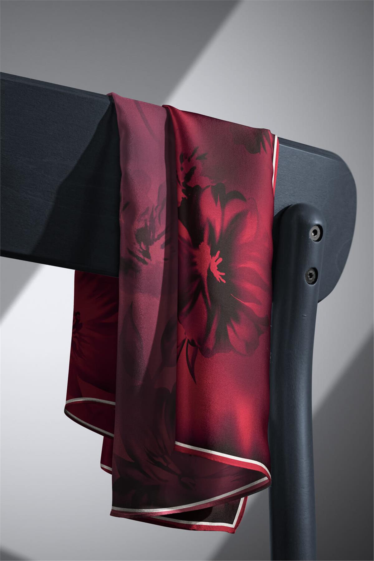 100% Twill İpek Çiçek Desenli Bordo Renkli 90x90 Dikim Şekli : El Dikişi Eşarp