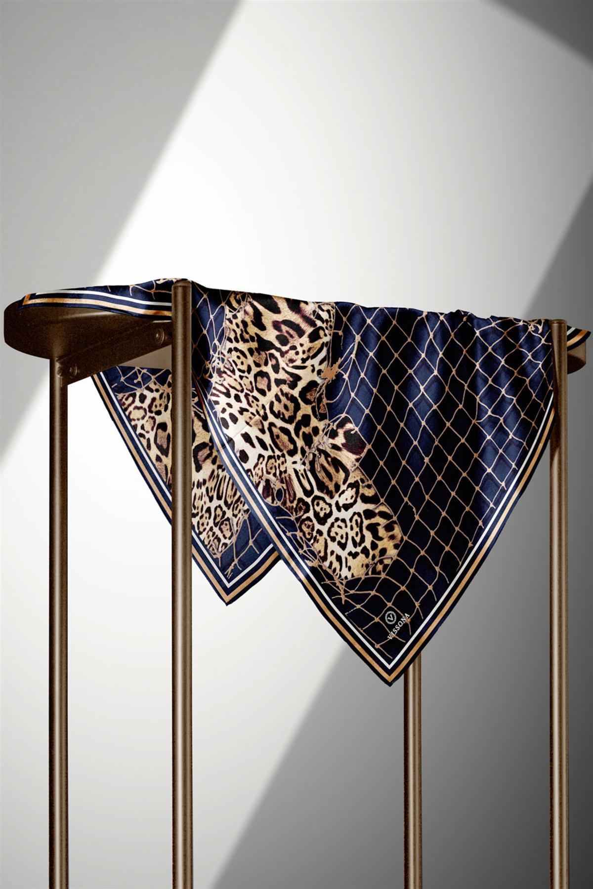 %100 Twill İpek Leopar Desenli Lacivert Renkli 90x90 Eşarp Dikim Şekli : El Dikişi