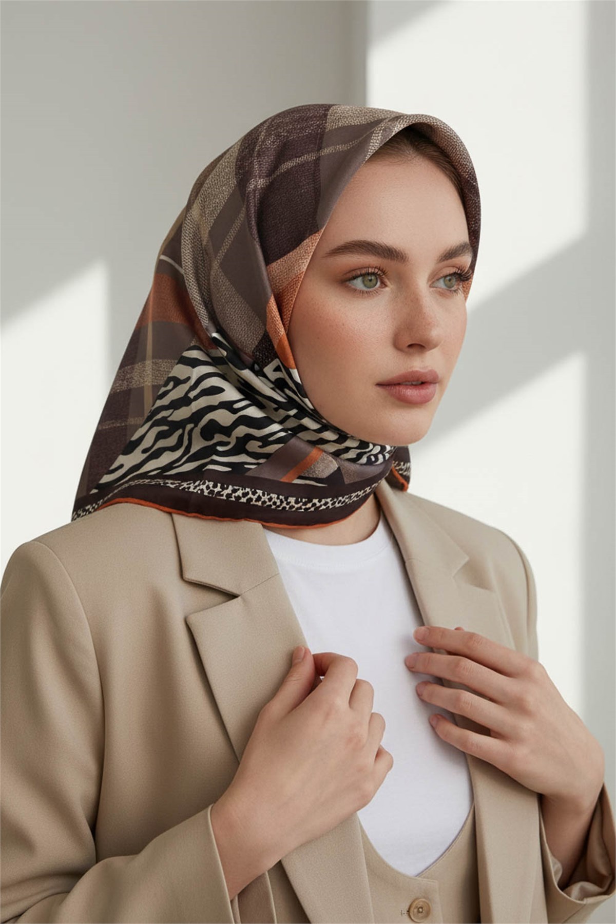 %100 Twill İpek Ekoseli Ve Leopar Desenli Bej - Taba Renkli 90x90 Eşarp Dikim Şekli : El Dikişi