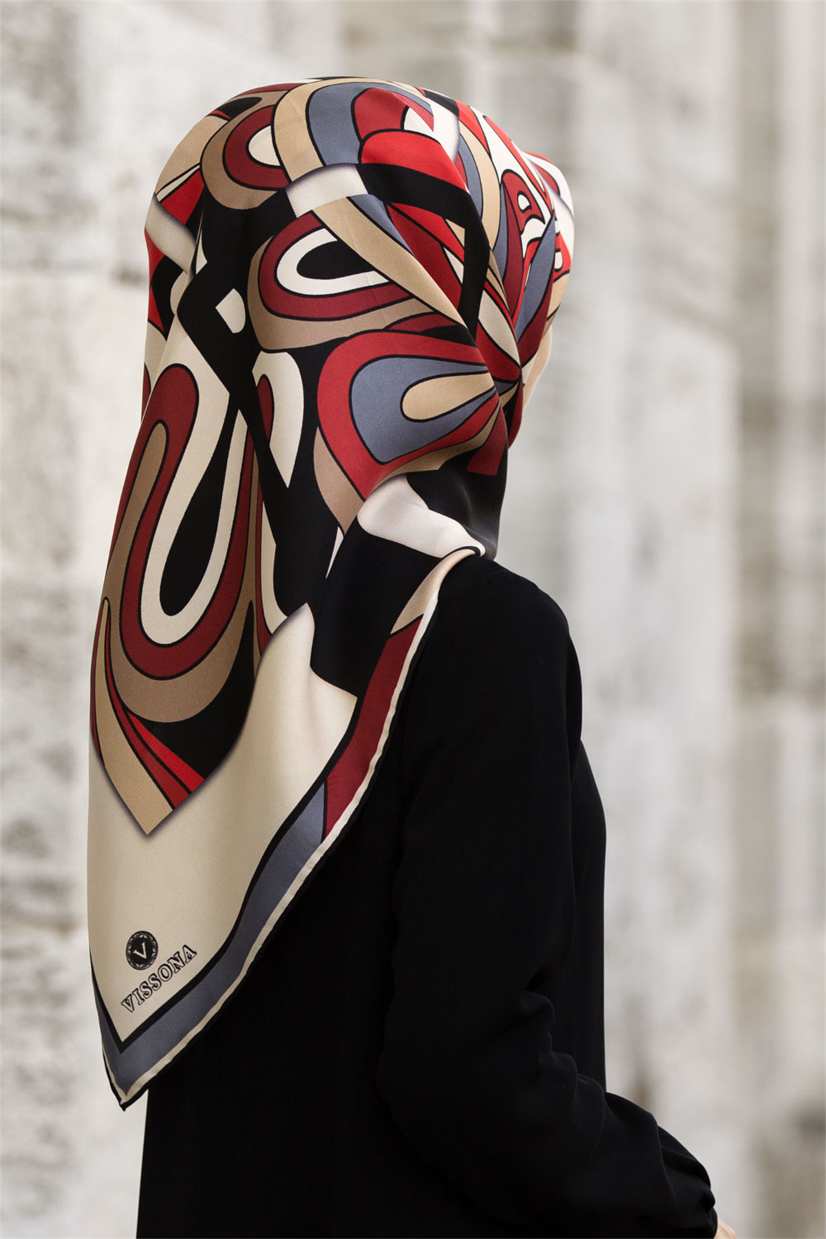 % 57 İPEK % 43 VİSKON Twill İpek Geometrik Desenli Bej - Kırmızı Renkli 90x90 Dikim Şekli : El Dikişi Eşarp