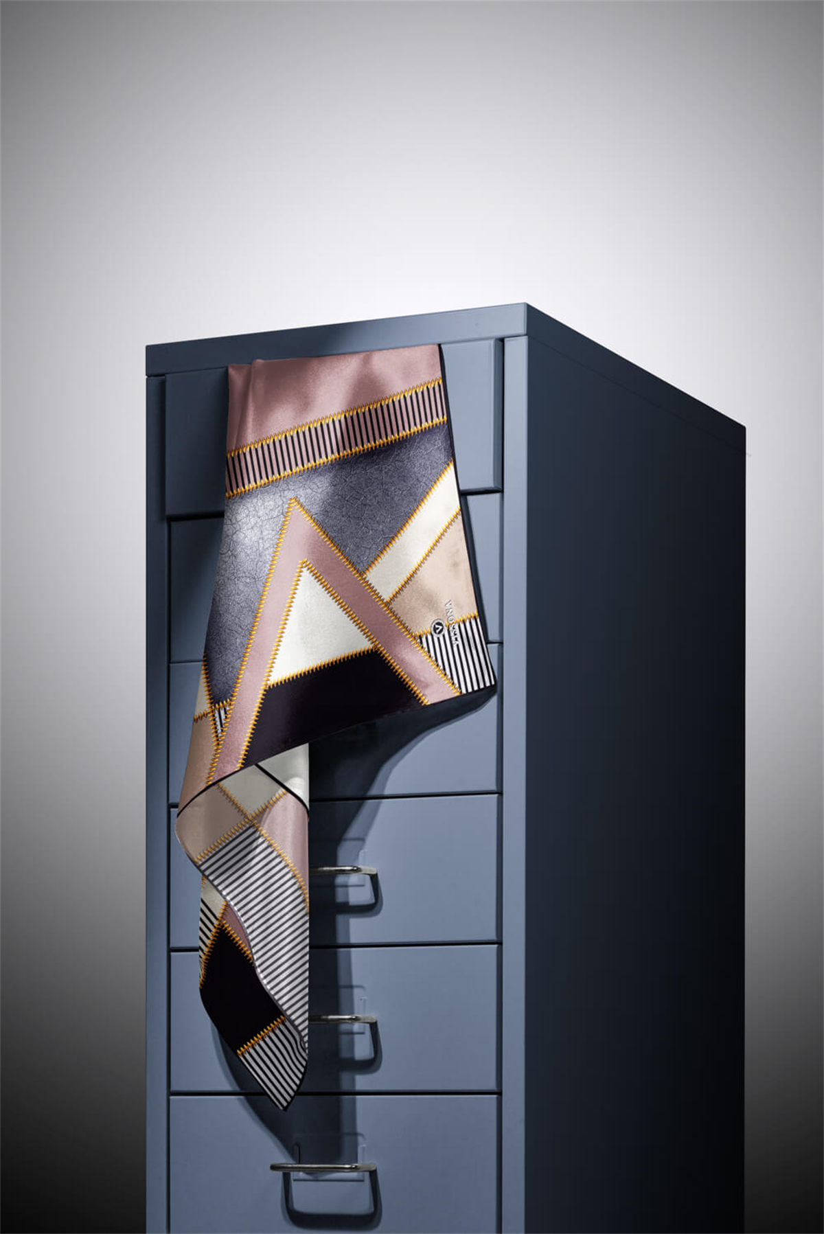 % 57 İPEK % 43 VİSKON Twill İpek Geometrik Desenli Sütlü Kahve - Krem Renkli 90x90 Eşarp Dikim Şekli : El Dikişi