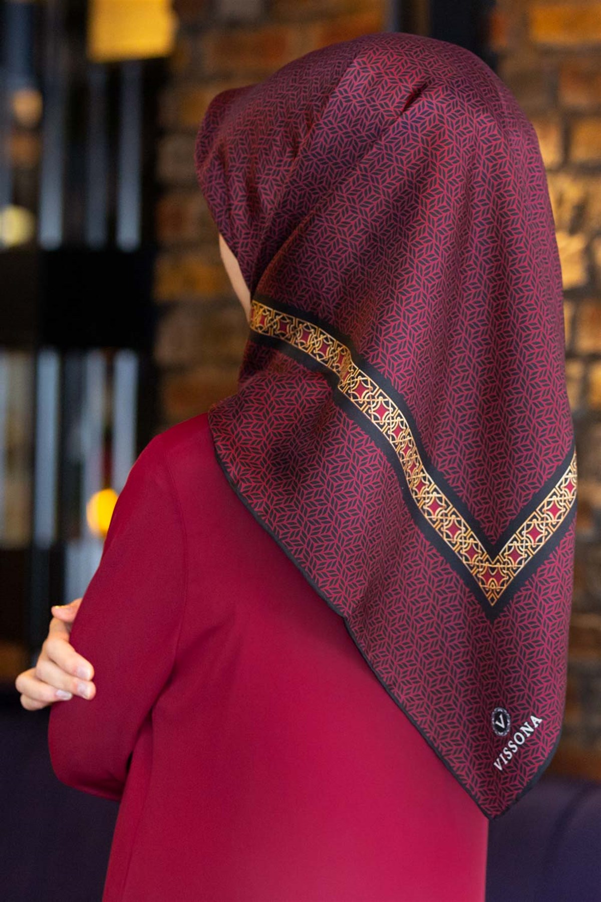 % 57 İPEK % 43 VİSKON Twill İpek Geometrik Desenli Bordo - Siyah Renkli 90x90 Eşarp Dikim Şekli : El Dikişi