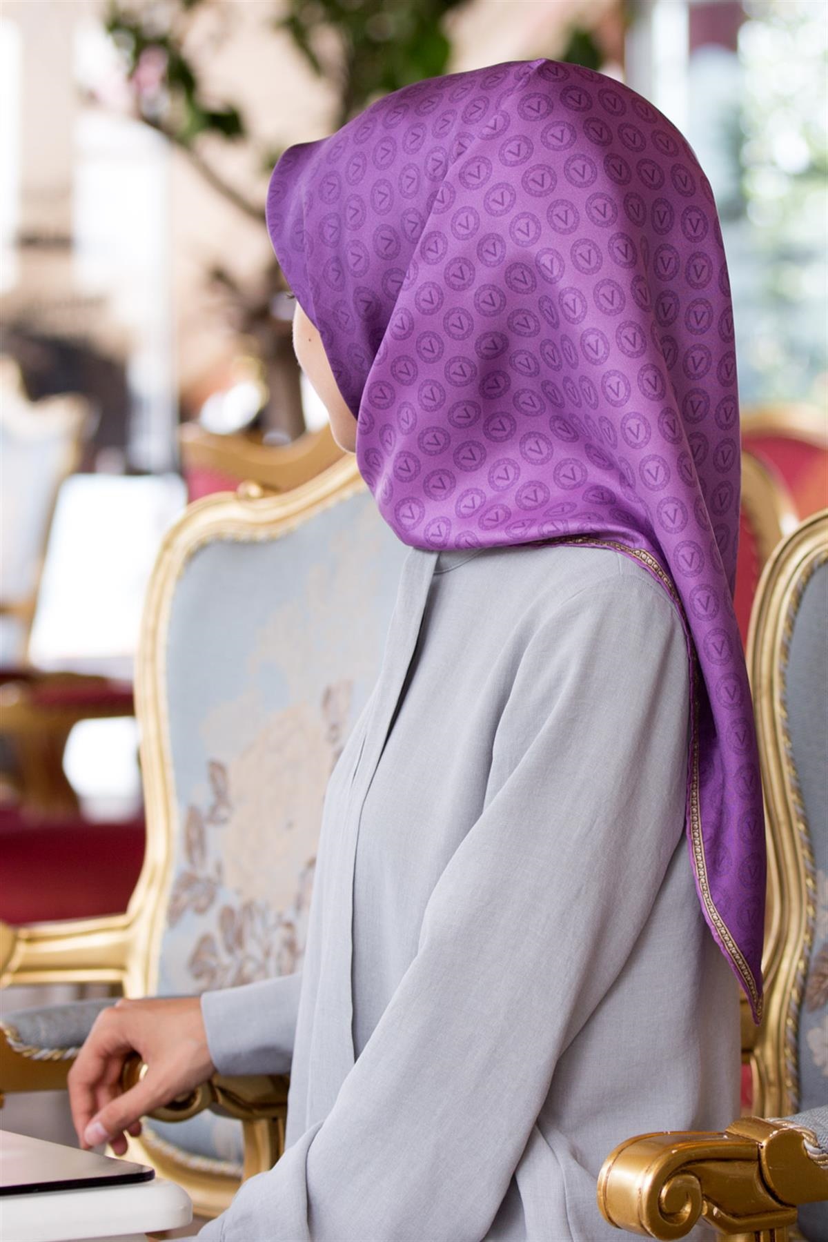 % 57 İPEK % 43 VİSKON Twill İpek Monogram Desenli Mor Renkli 90x90 Eşarp Dikim Şekli : El Dikişi