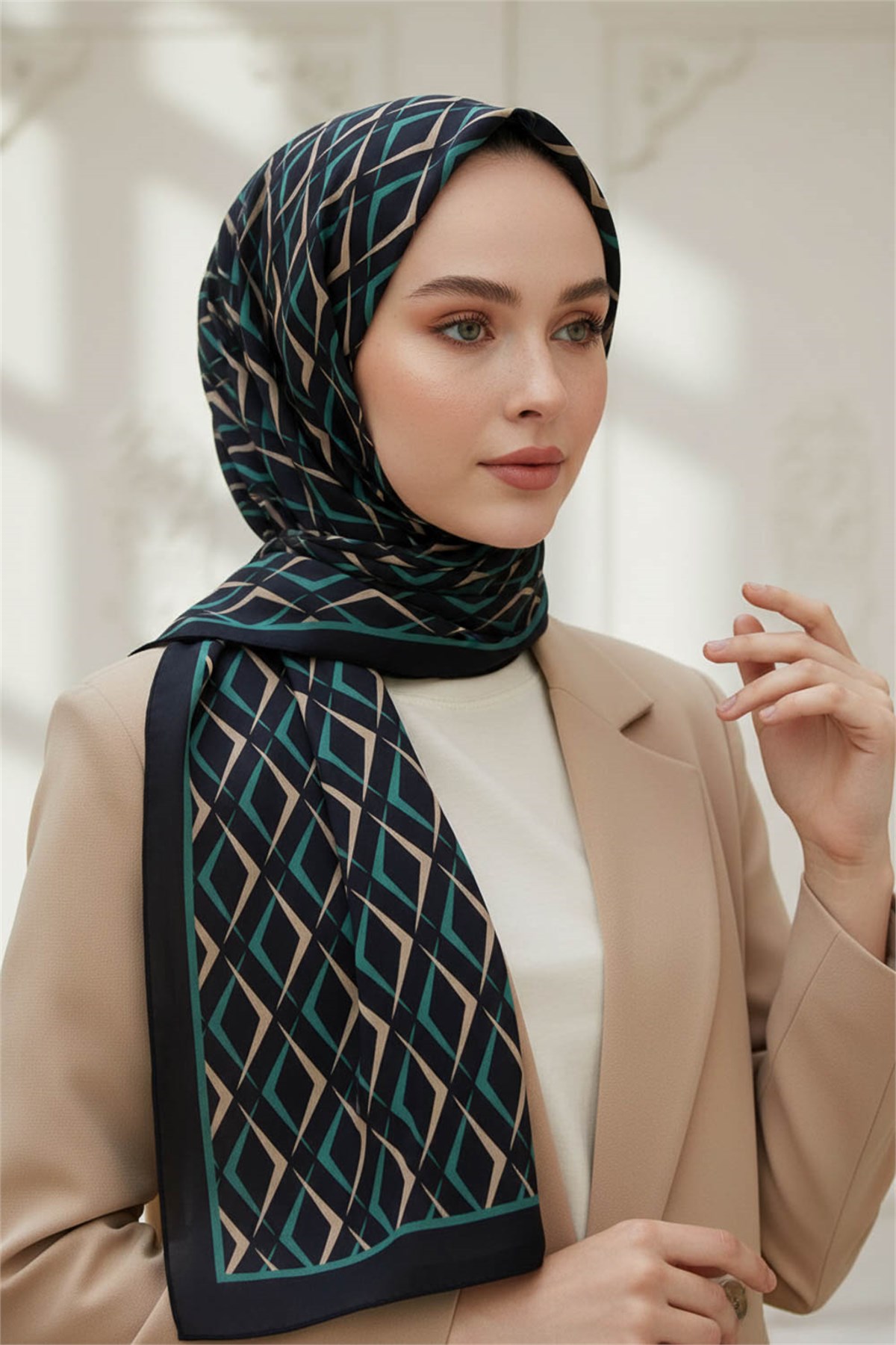 KREP GEOMETRİK DESENLİ SİYAH - PETROL YEŞİLİ RENKLİ 75X195 KIRIŞMAZ ŞAL