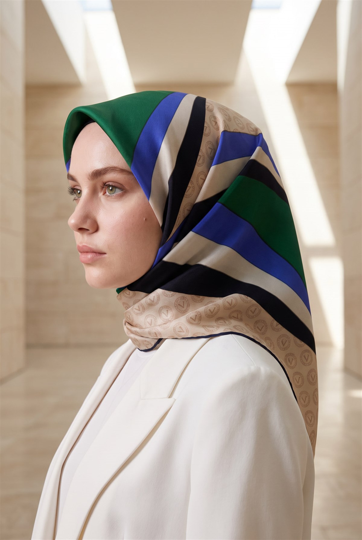 %100 Twill İpek Monogram Ve Geometrik Desenli Saks - Zümrüt Yeşili  Renkli 90x90 Eşarp Dikim Şekli : El Dikişi