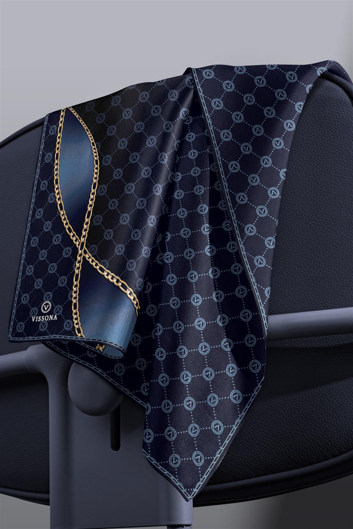 %100 Twill İpek Zincirli Ve Monogram Desenli Lacivert - İndigo Renkli 90x90 Eşarp Dikim Şekli : El Dikişi