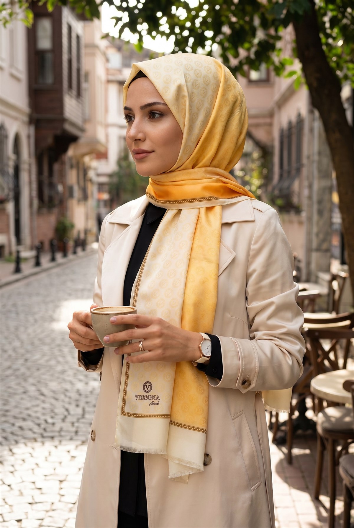%100 Saf İpek Şal İnce Saten Vual Dokuma Degradeli Ve Monogram Desenli Sarı - Gold Renkli 90x210 Şal