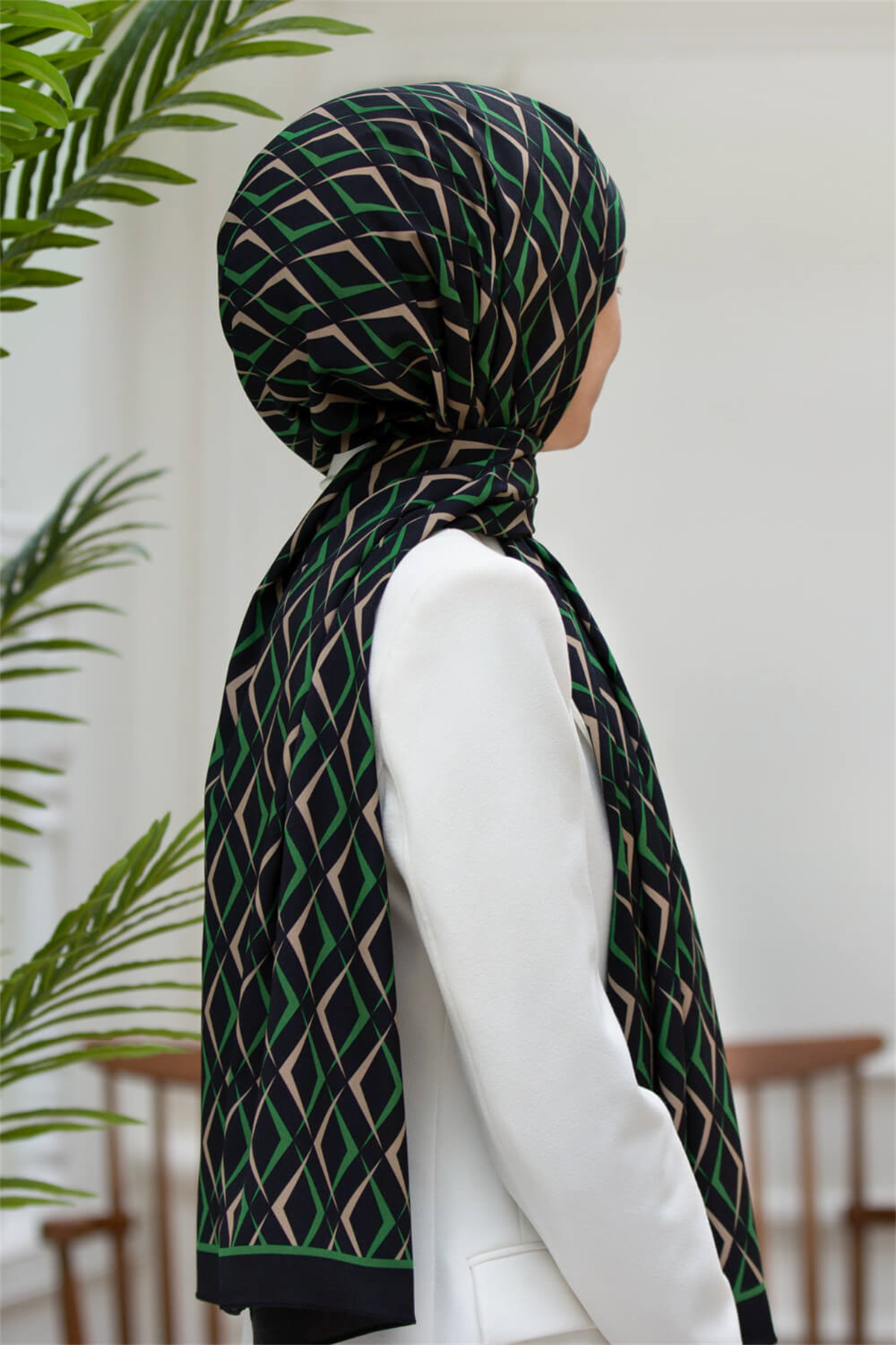 LÜKS MEDİNE İPEĞİ GEOMETRİK DESENLİ SİYAH - ZÜMRÜT YEŞİLİ RENKLİ 75X195 KIRIŞMAZ ŞAL MOSS KREP DİKİŞ TİPİ İTALYAN DİKİŞLİ