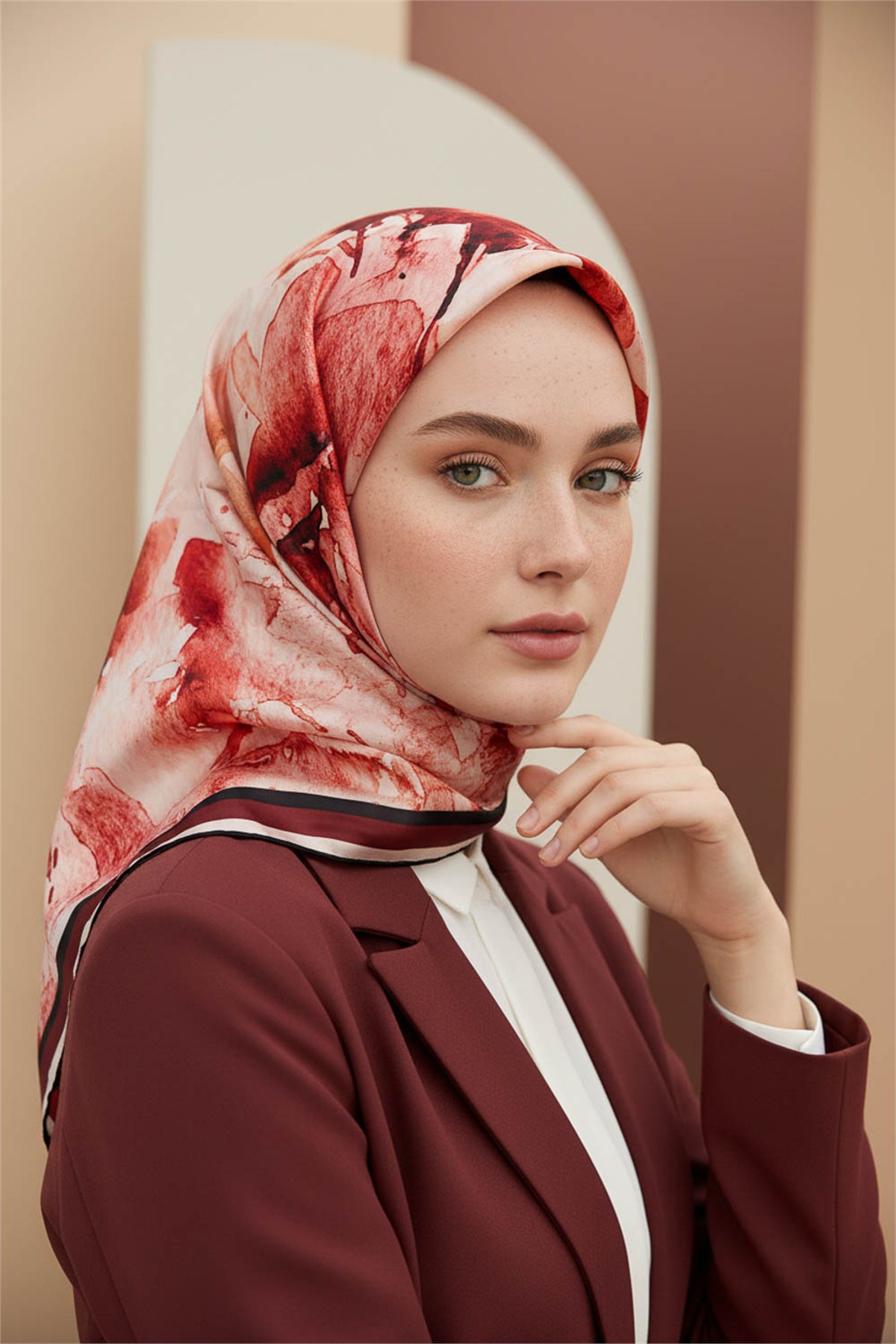 Rayon Sulu Boya Çiçek Desenli Bordo Renkli 90x90 Dikim Şekli : El Dikişi Eşarp (İpek İçermez)