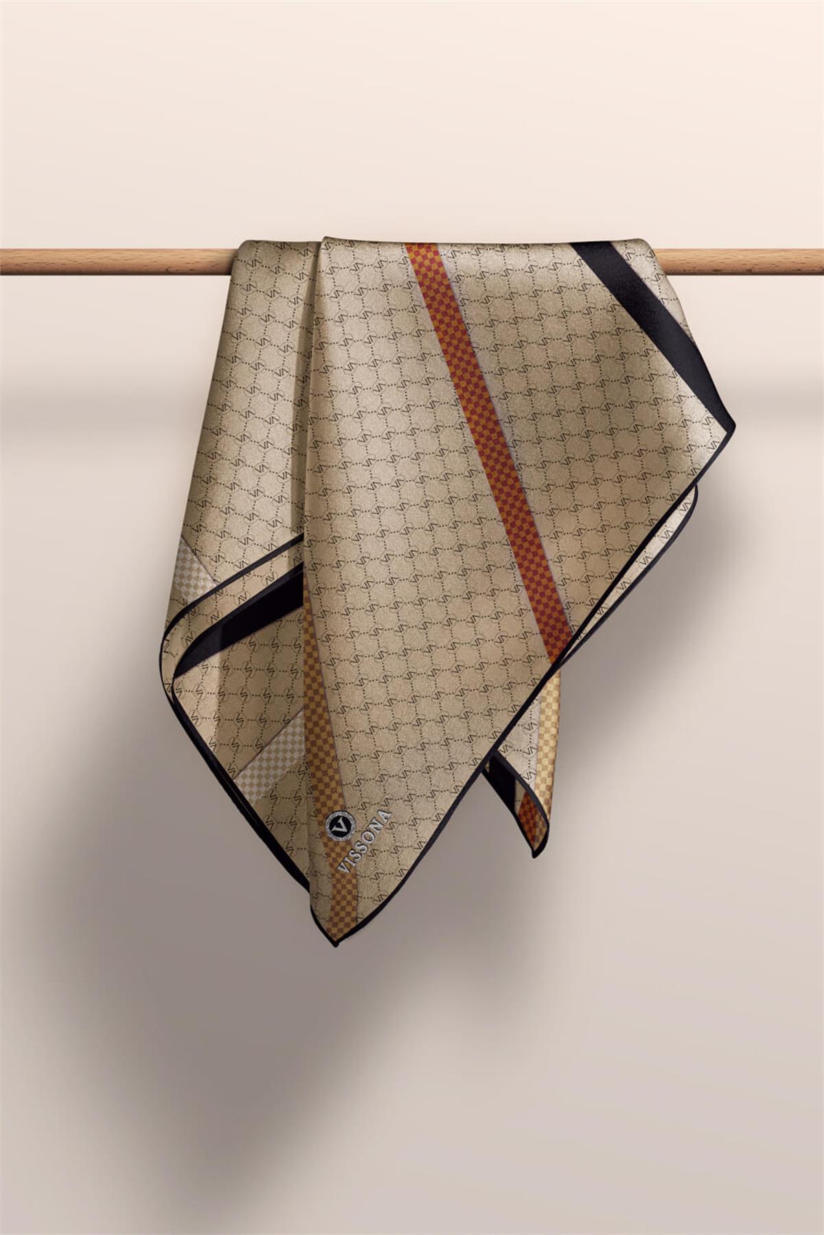 %100 Twill İpek Monogram Ve Şerit Desenli Bej - Siyah Renkli 90x90 Eşarp Dikim Şekli : El Dikişi