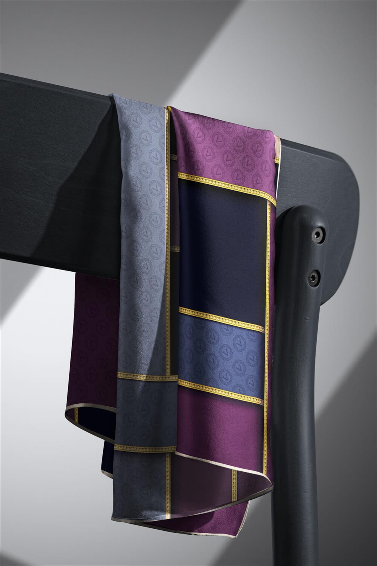 %100 Twill İpek Geometrik Desenli Lacivert - Mor Renkli 90x90 Eşarp Dikim Şekli : El Dikişi