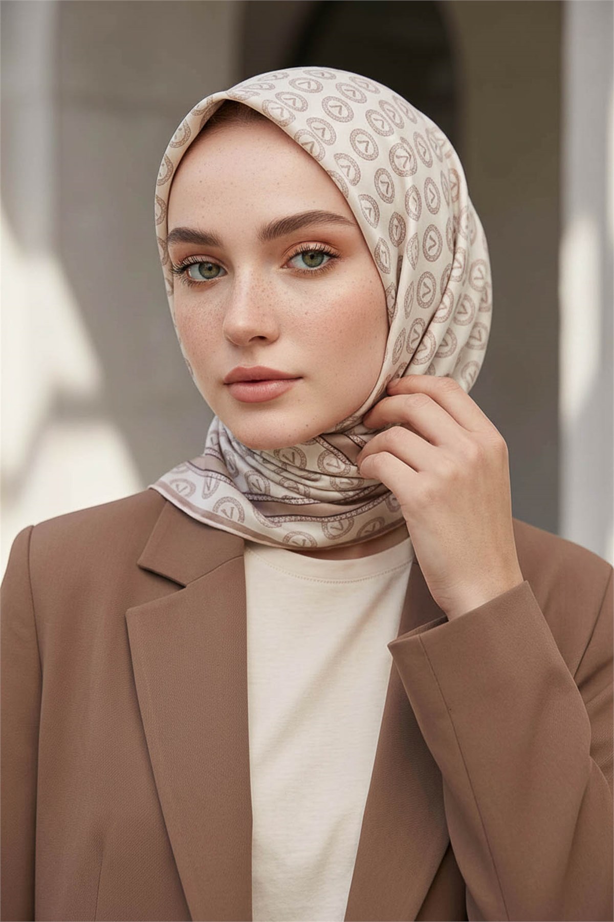 %100 Twill İpek Monogram Desenli Krem - Somon Renkli 90x90 Eşarp Dikim Şekli : El Dikişi