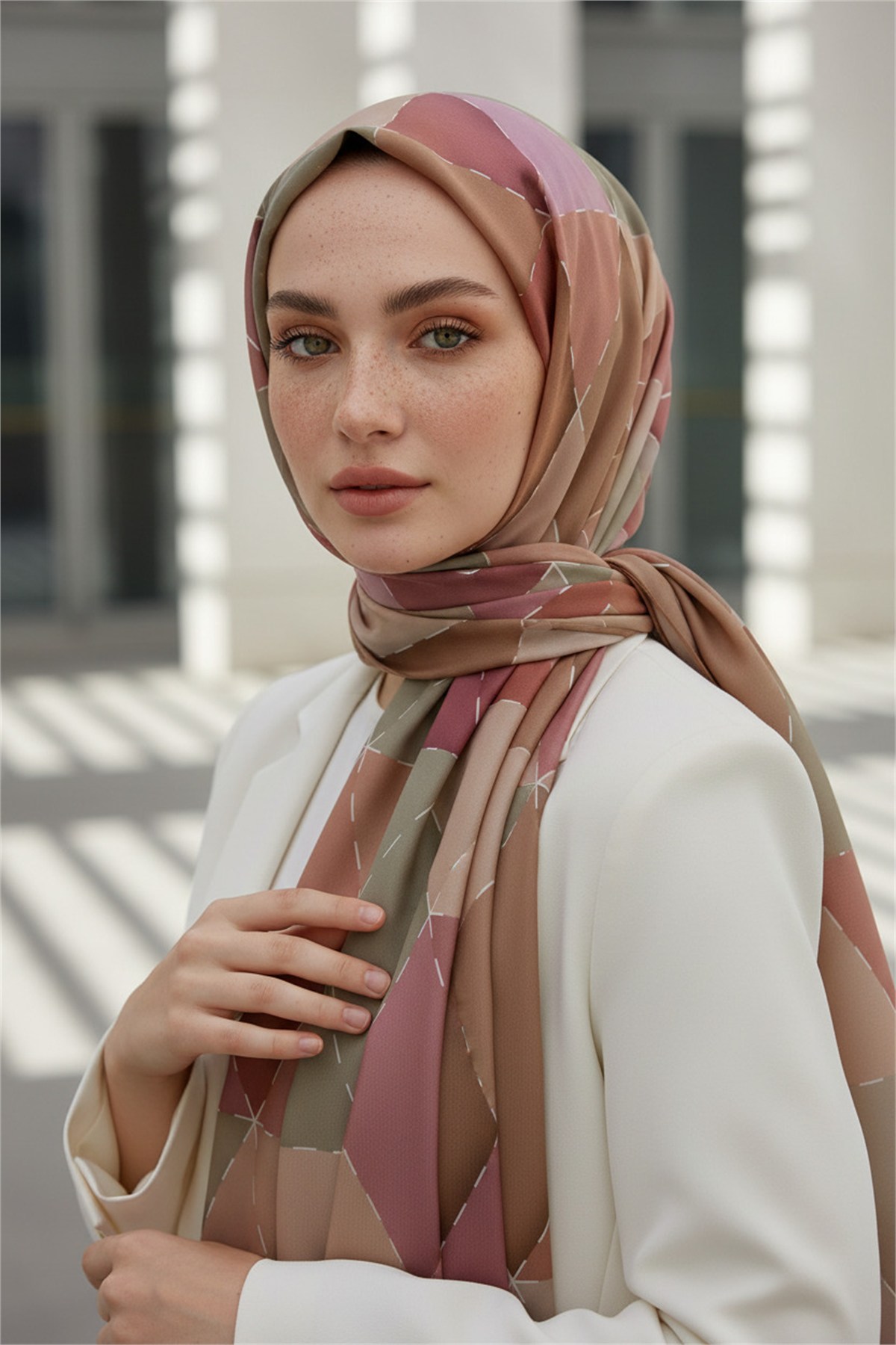KREP ÜÇGEN YAMA DESENLİ PUDRA RENKLİ 75X195 KIRIŞMAZ ŞAL