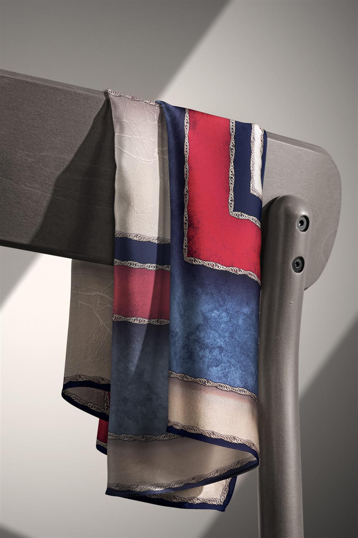 %100 Twill İpek Dokulu Geometrik Desenli Bordo - İndigo Renkli 90x90 Eşarp Dikim Şekli : El Dikişi