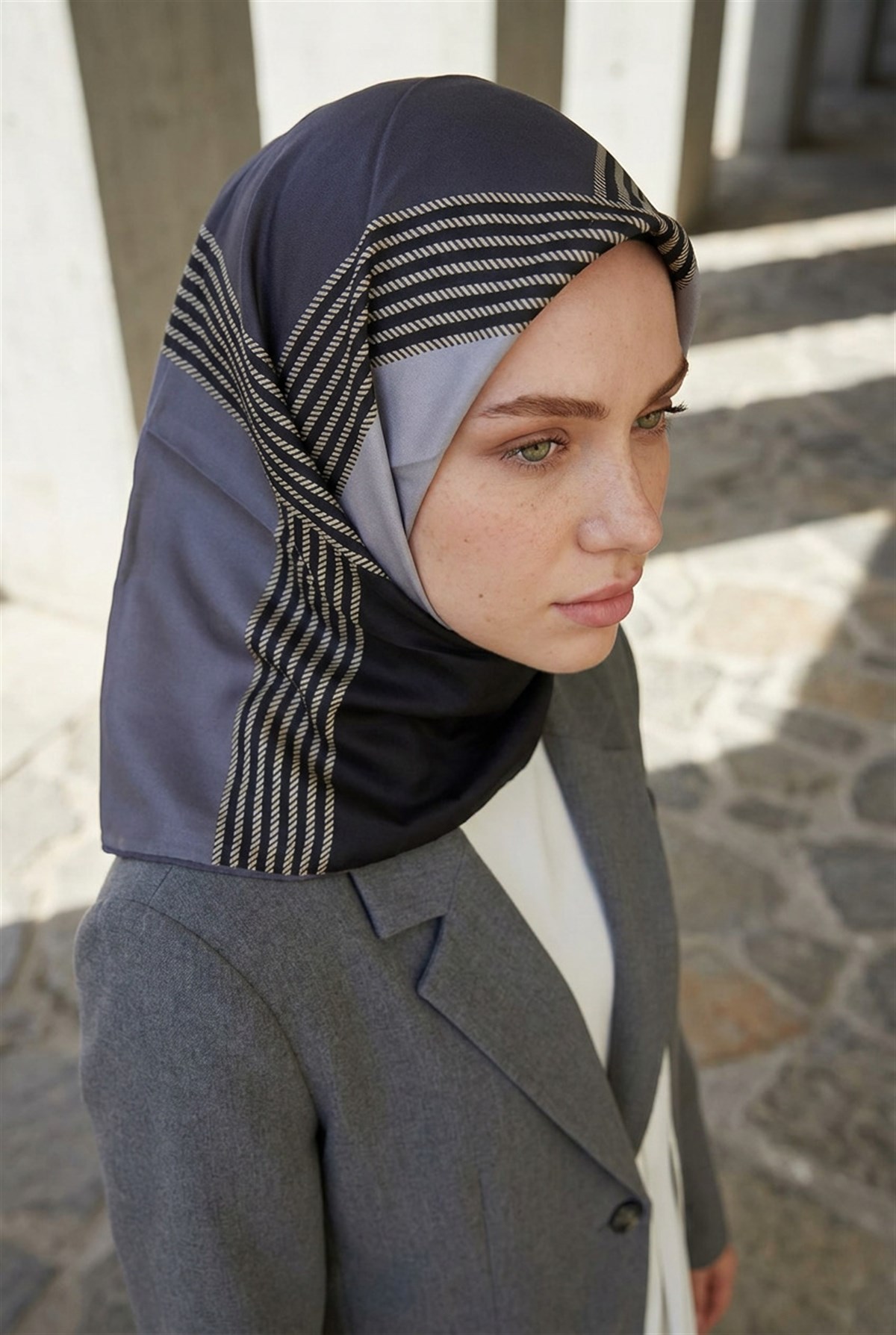 % 57 İPEK % 43 VİSKON Twill İpek Geometrik Desenli Gri Renkli 90x90 Eşarp Dikim Şekli : El Dikişi