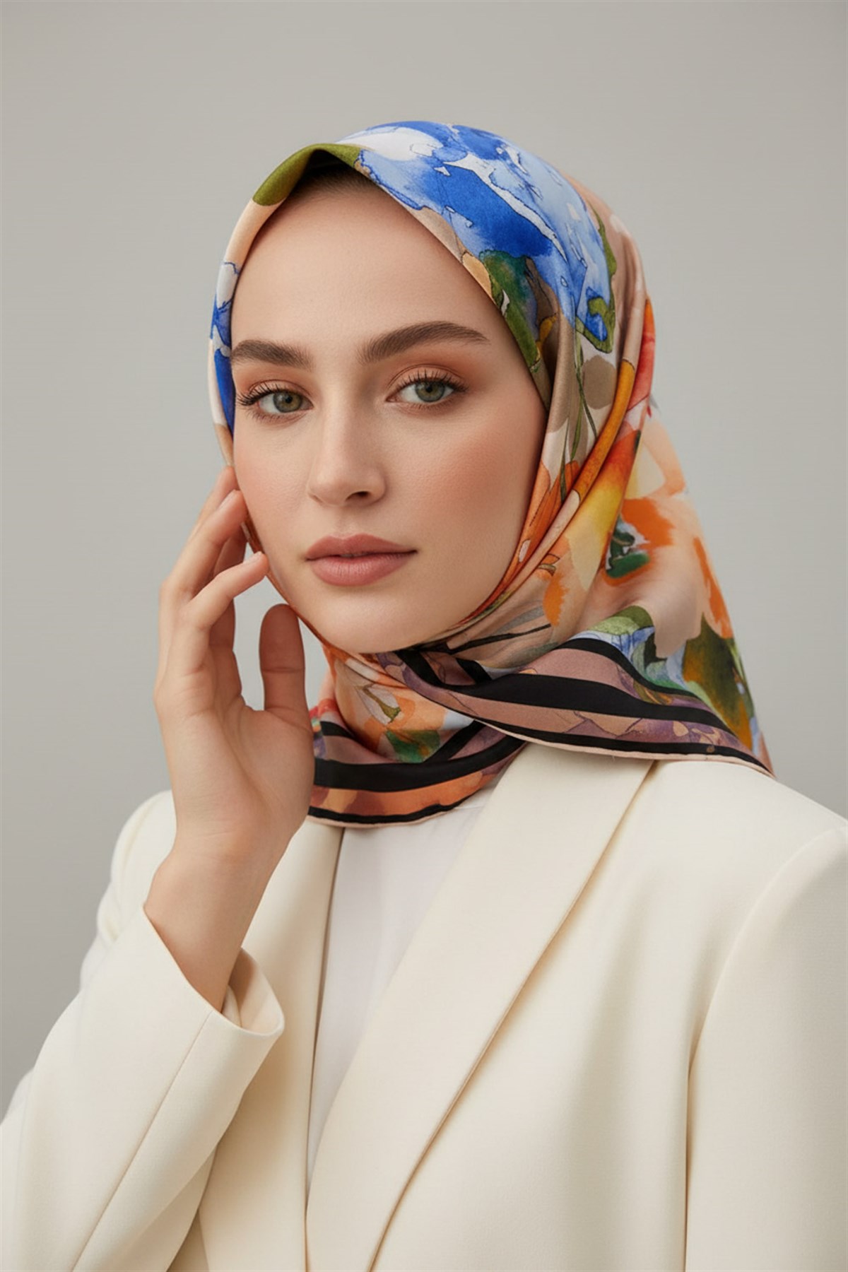 %100 Twill İpek Sulu Boyalı Çiçek Desenli Somon - Kırmızı Renkli 90x90 Eşarp Dikim Şekli : El Dikişi