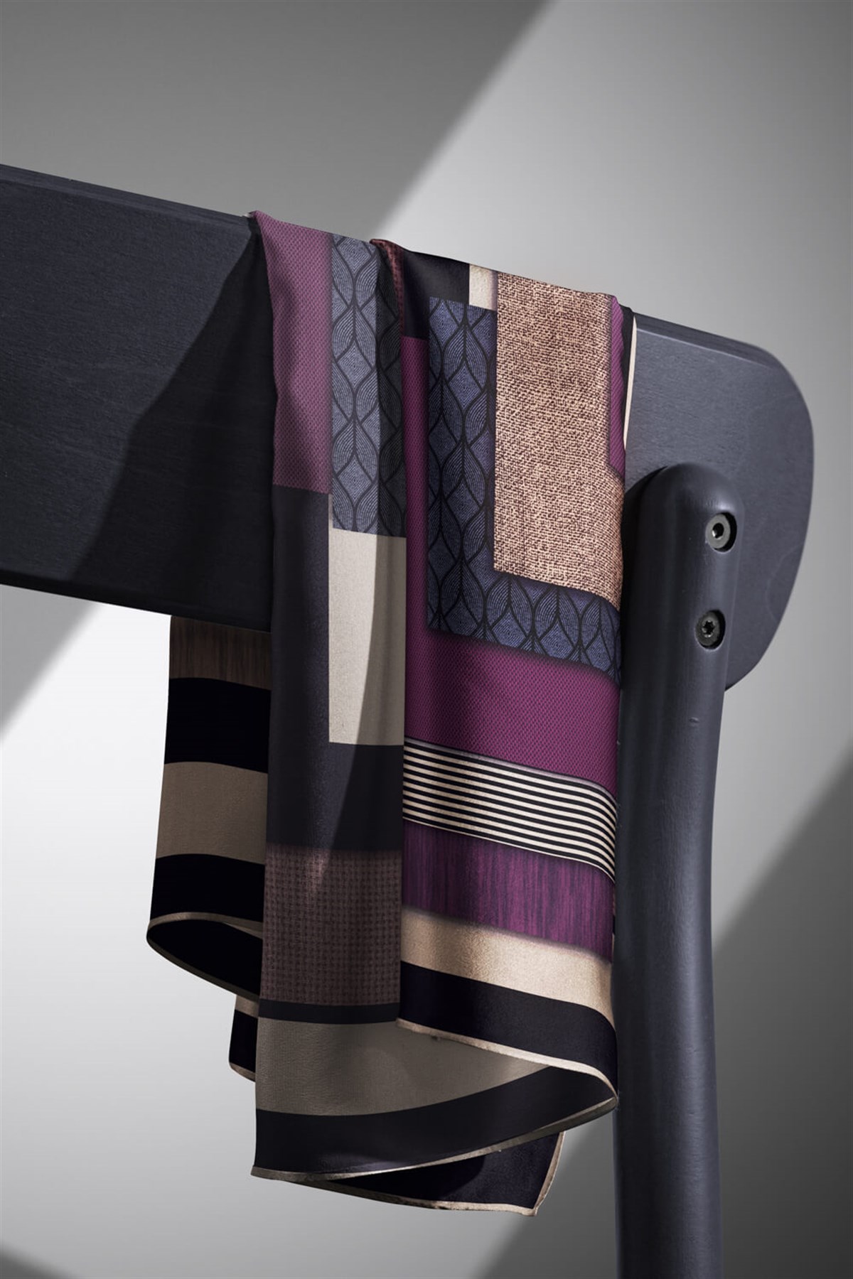 %100 Twill İpek Geometrik Desenli Mürdüm - Siyah Renkli 90x90 Eşarp Dikim Şekli : El Dikişi