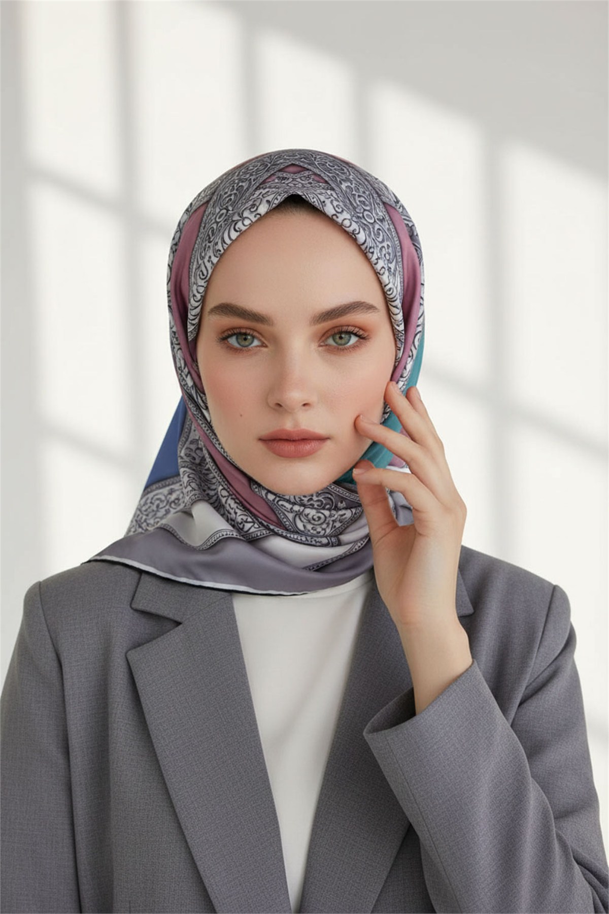 Kristal Geometrik Desenli Gri - Pudra Renkli 90x90 Eşarp (İpek İçermez) Kenar Dikiş Şekli El Dikişli