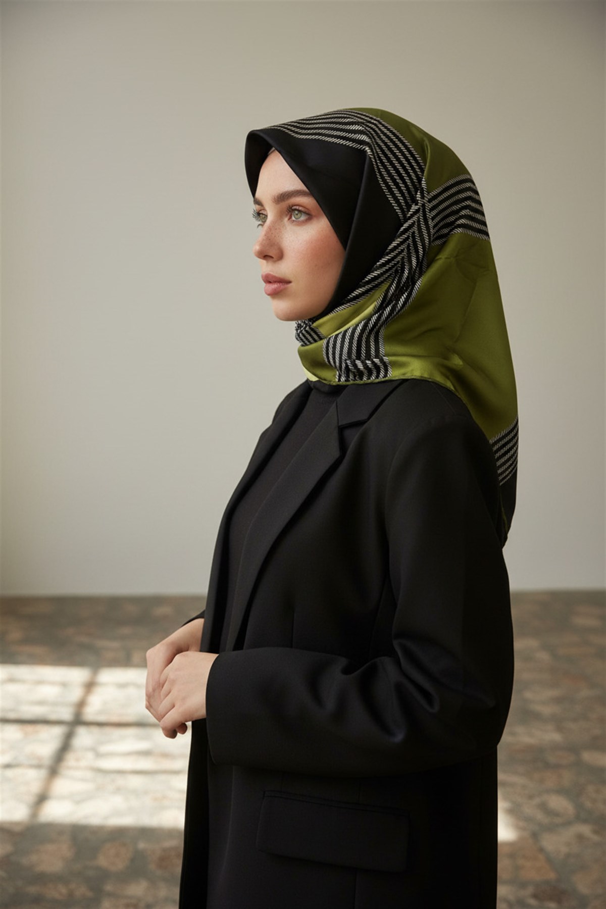 % 57 İPEK % 43 VİSKON Twill İpek Geometrik Desenli Haki Renkli 90x90 Eşarp Dikim Şekli : El Dikişi