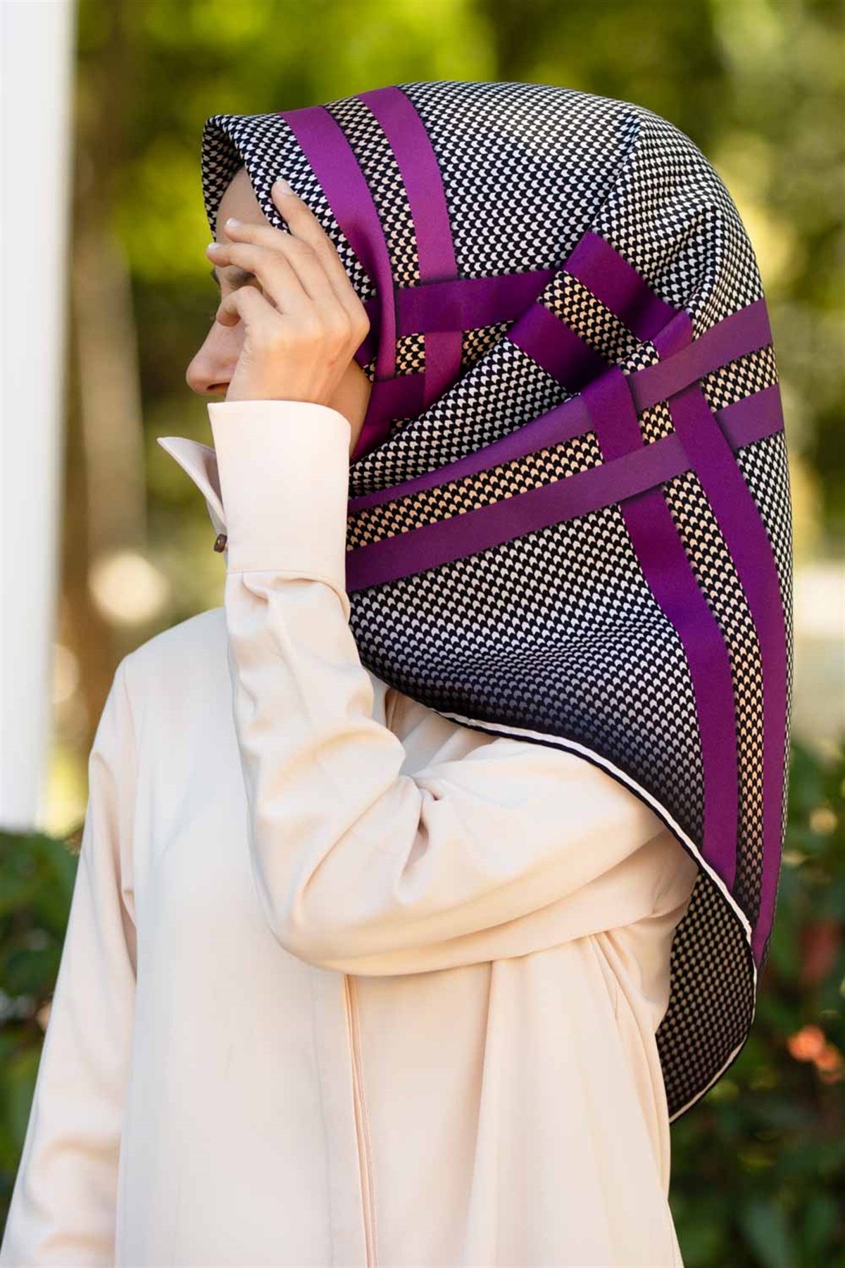 %100 Twill İpek Kazayağı Desenli Krem - Mürdüm Renkli 90x90 Eşarp Dikim Şekli : El Dikişi
