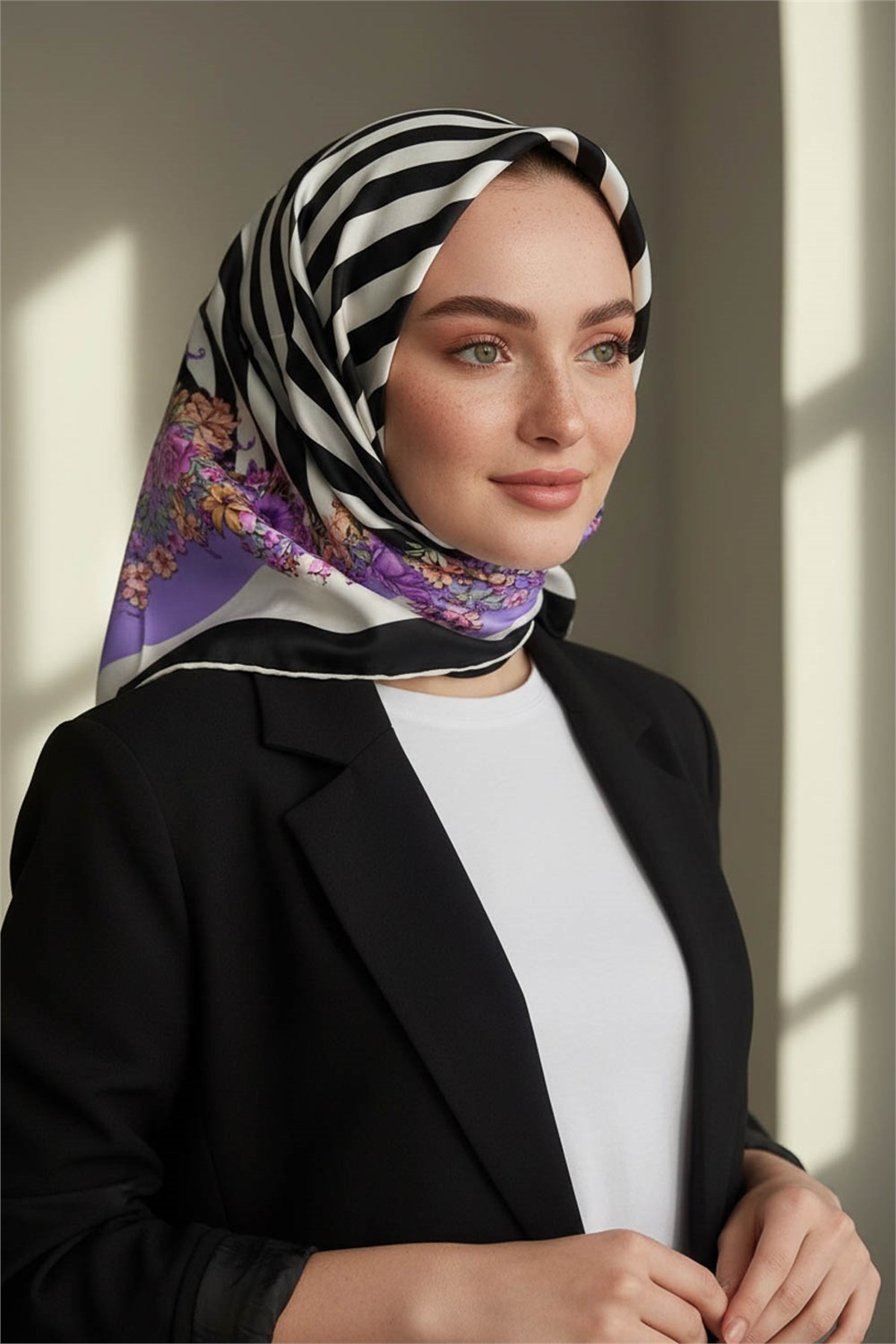 %100 Twill İpek Çıtır Çiçekli Ve Çizgi Desenli Siyah - Lila Renkli 90x90 Eşarp Dikim Şekli : El Dikişi