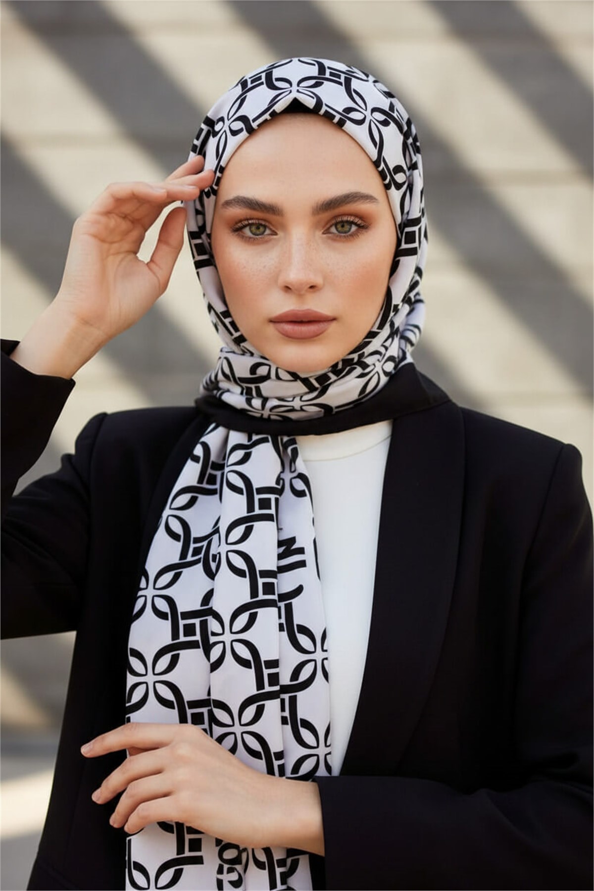 KREP GEOMETRİK DESENLİ SİYAH - BEYAZ RENKLİ 75X195 KIRIŞMAZ ŞAL