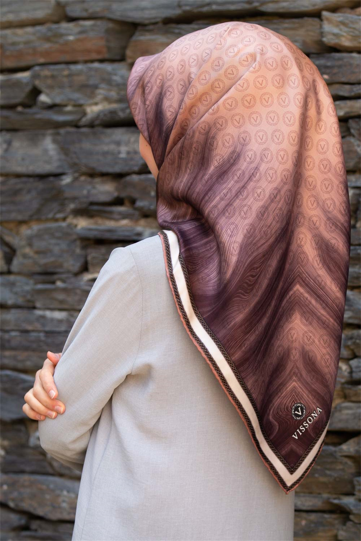 100% Twill İpek Monogram Desenli Somon Renkli 90x90 Dikim Şekli : El Dikişi Eşarp