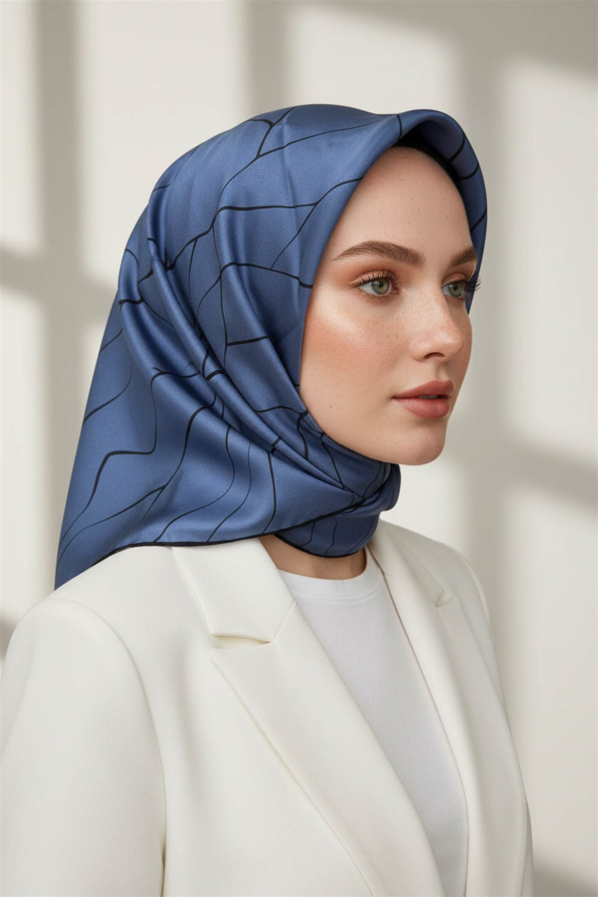 %100 Twill İpek Çizgi Desenli İndigo - Siyah Renkli 90x90 Eşarp Dikim Şekli : El Dikişi
