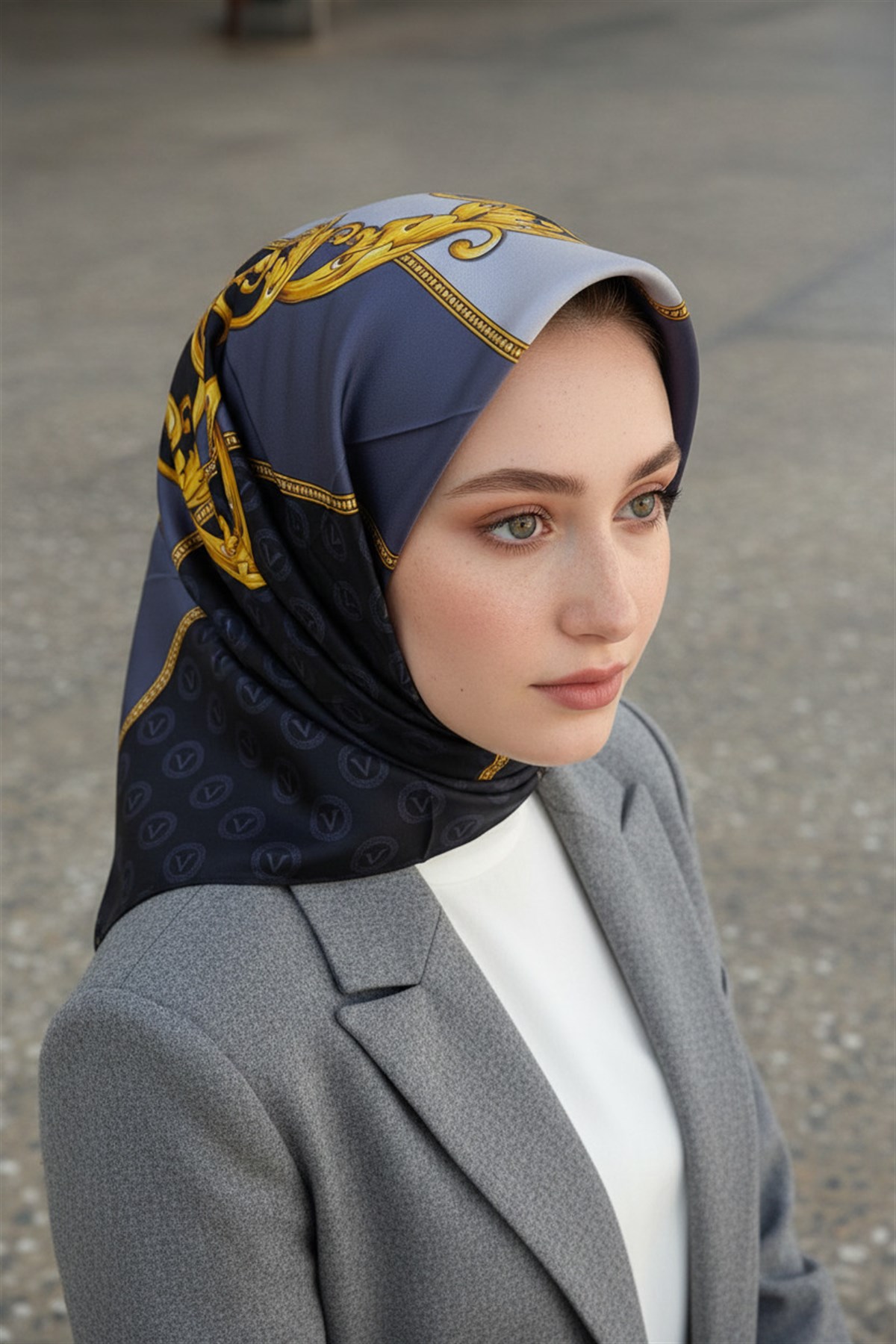 %100 Twill İpek Monogram Ve Barok Desenli Siyah - Gri Renkli 90x90 Eşarp Dikim Şekli : El Dikişi