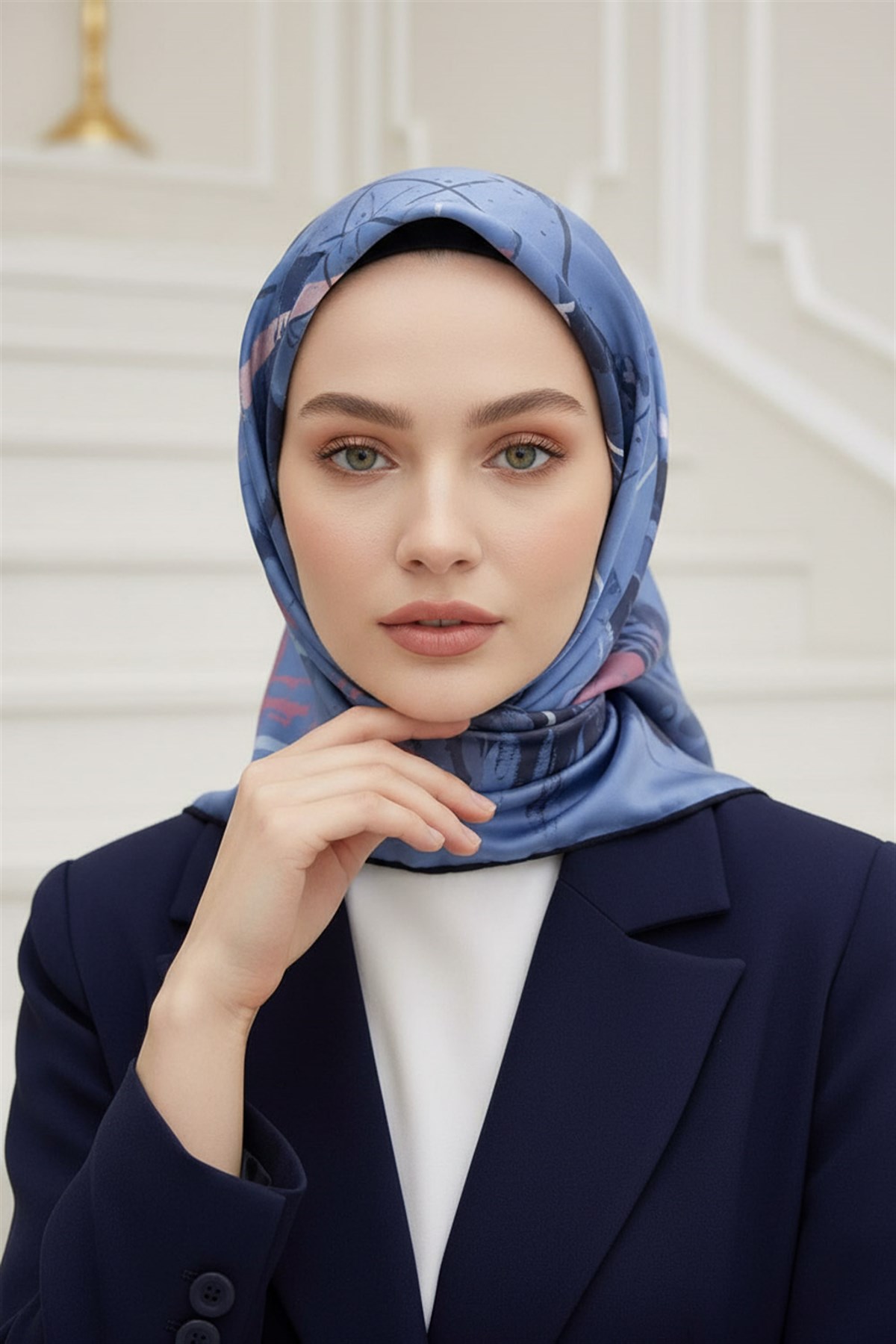 %57 İPEK %43 VİSKON Twill İpek Geometrik Desenli İndigo - Gül Kurusu Renkli 90x90 Eşarp Dikim Şekli : El Dikişi