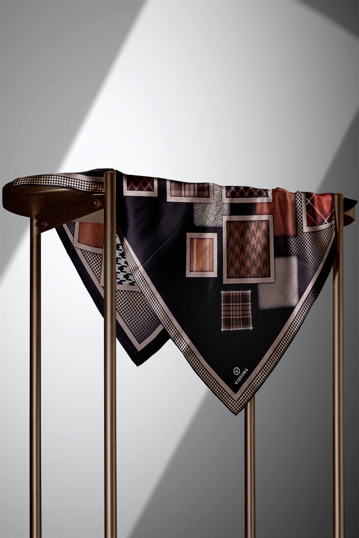 %100 Twill İpek Kazakayaklı Ve Ekose Desenli Siyah - Taba Renkli 90x90 Eşarp Dikim Şekli : El Dikişi