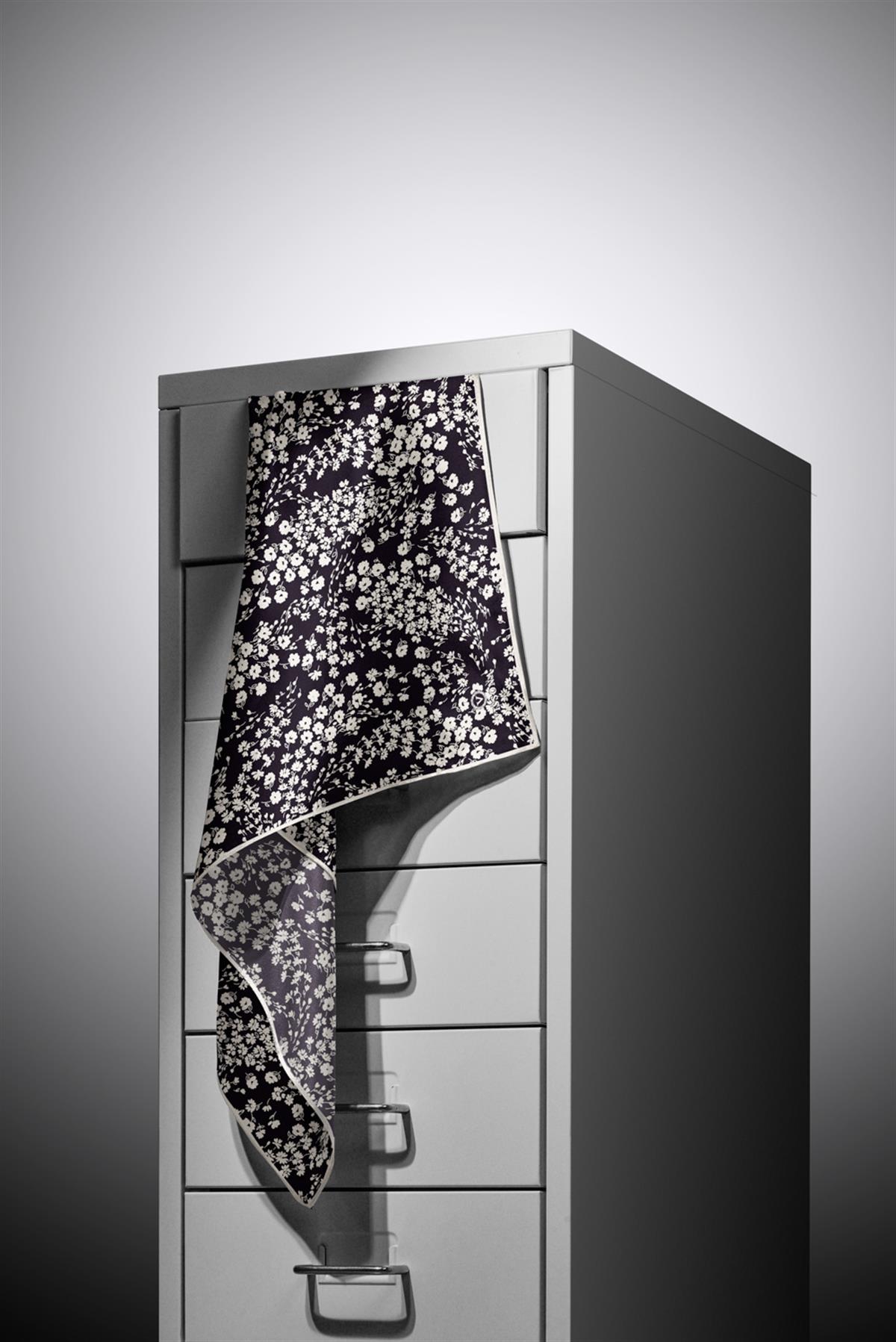 %100 Twill İpek Çıtır Çiçek Desenli Siyah - Krem Renkli 90x90 Eşarp Dikim Şekli : El Dikişi