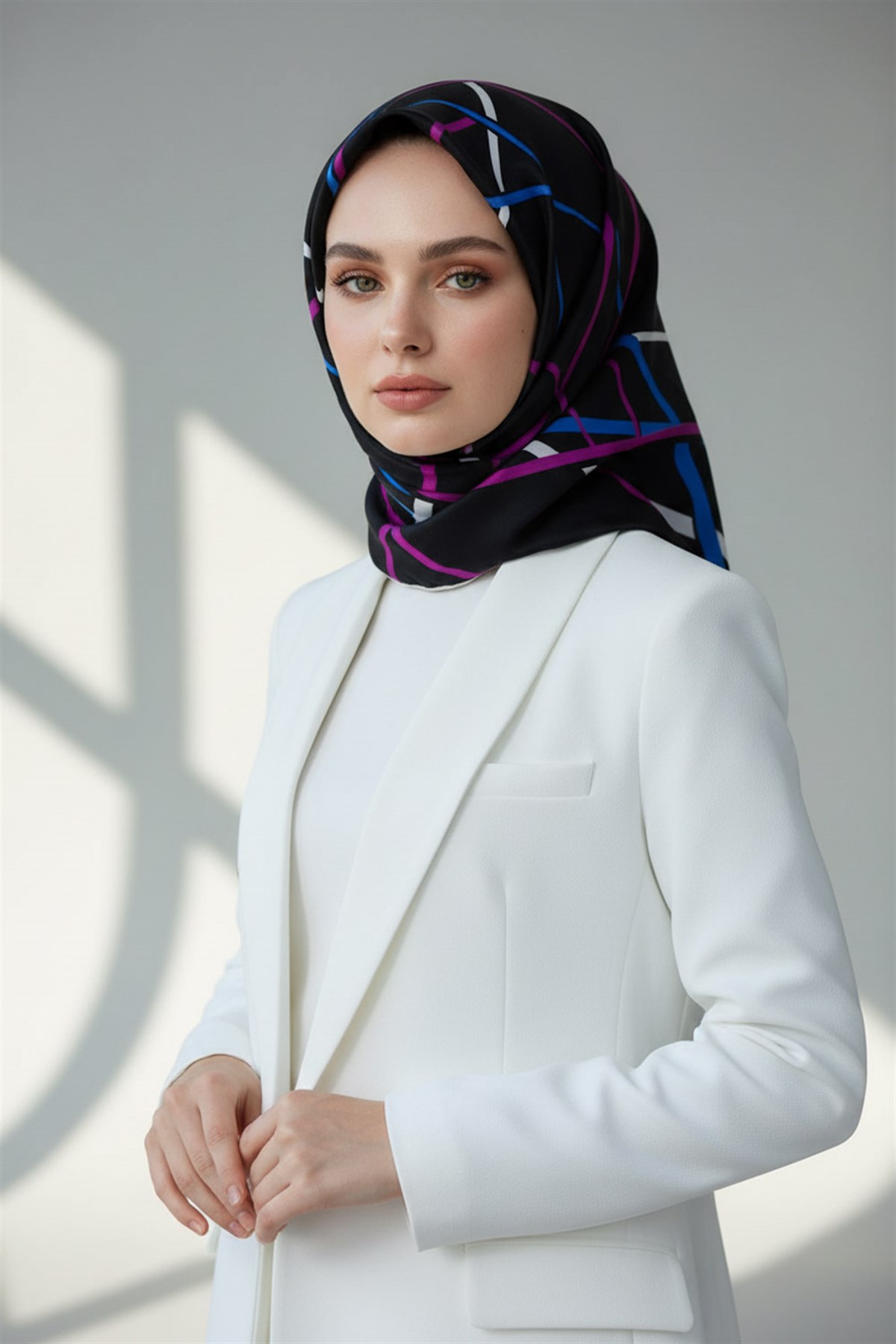 %57 İPEK %43 VİSKON Twill İpek Çizgili Desenli Saks - Fuşya Renkli 90x90 Eşarp Dikim Şekli : El Dikişi