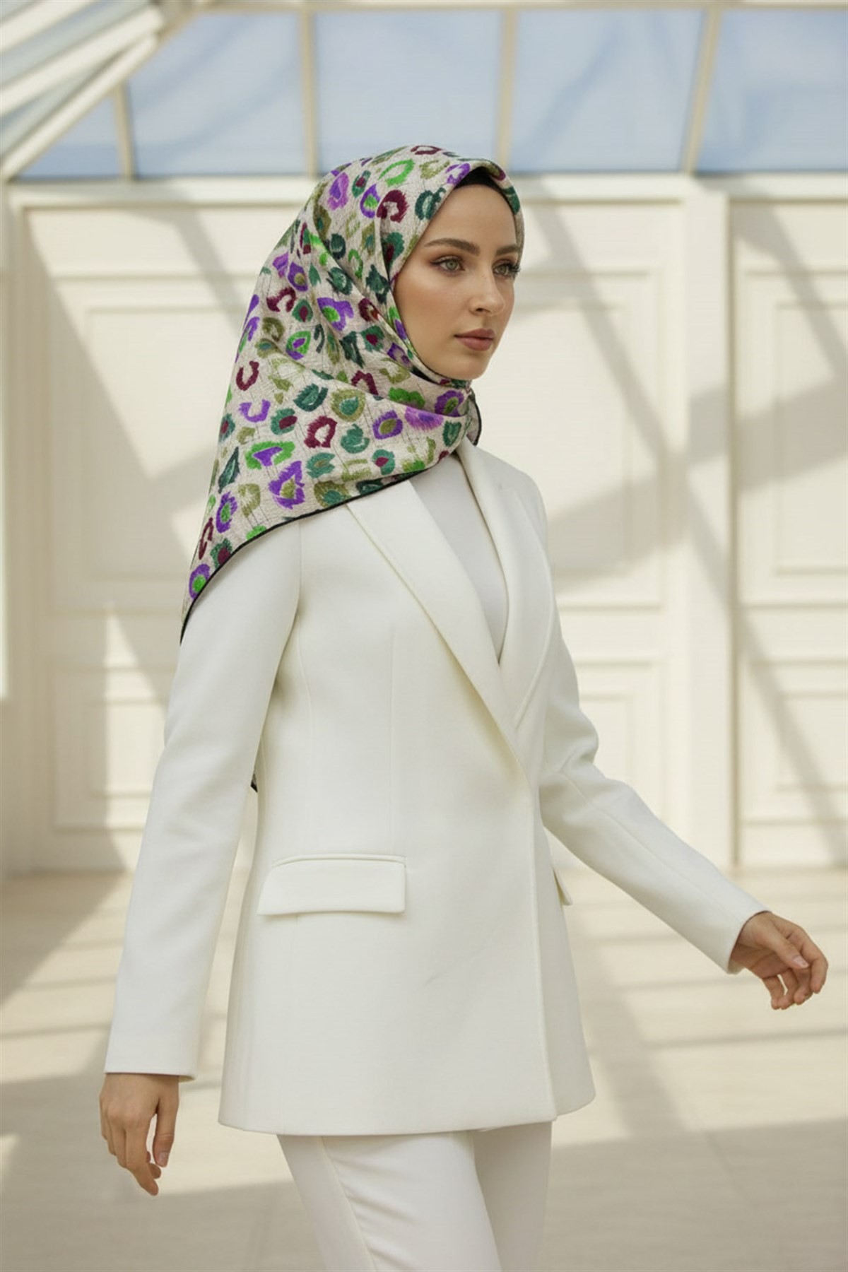 %100 Twill İpek Renkli Leopari Desenli Mor - Haki Yeşili Renkli 90x90 Eşarp Kenar Dikiş Şekli El Dikişli