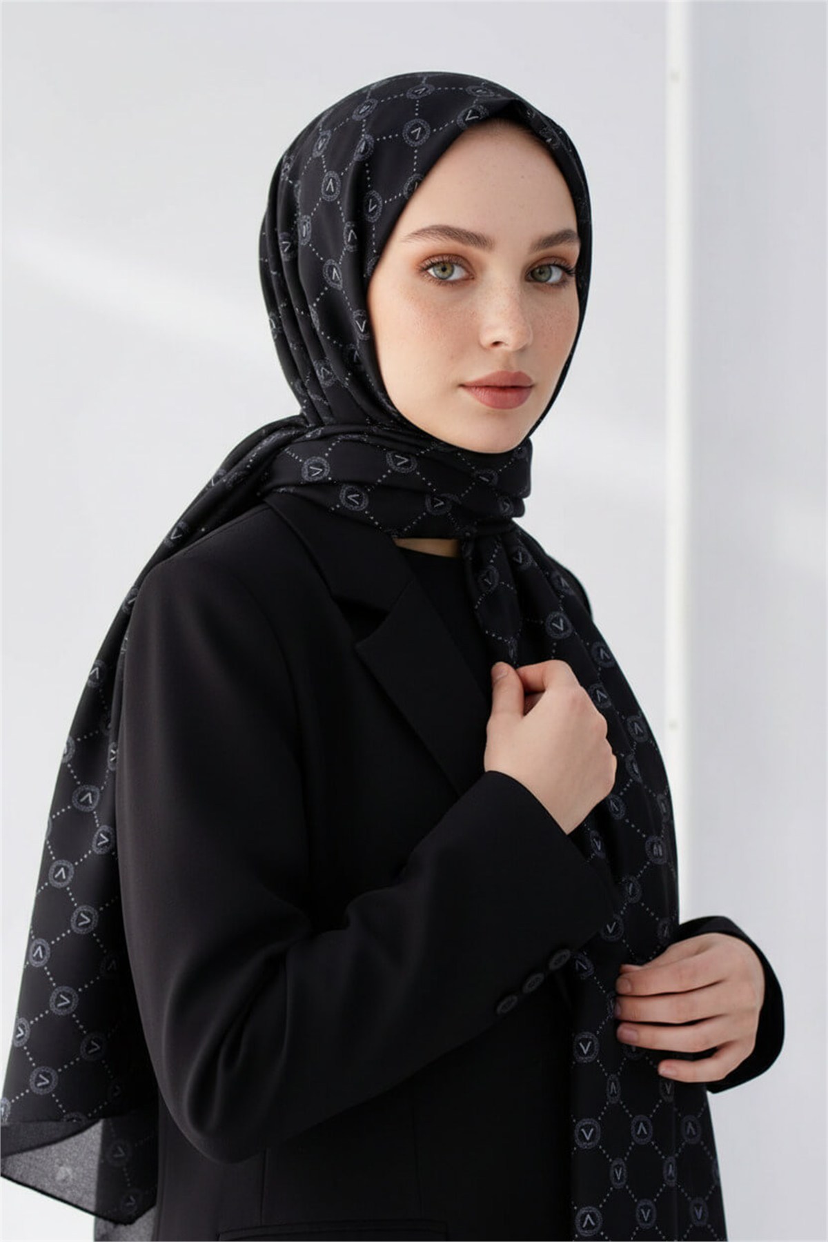 %100 Saf İpek Şal İnce Saten Vual Dokuma V Logo Desenli Siyah - Gri Renkli 90x210 Şal