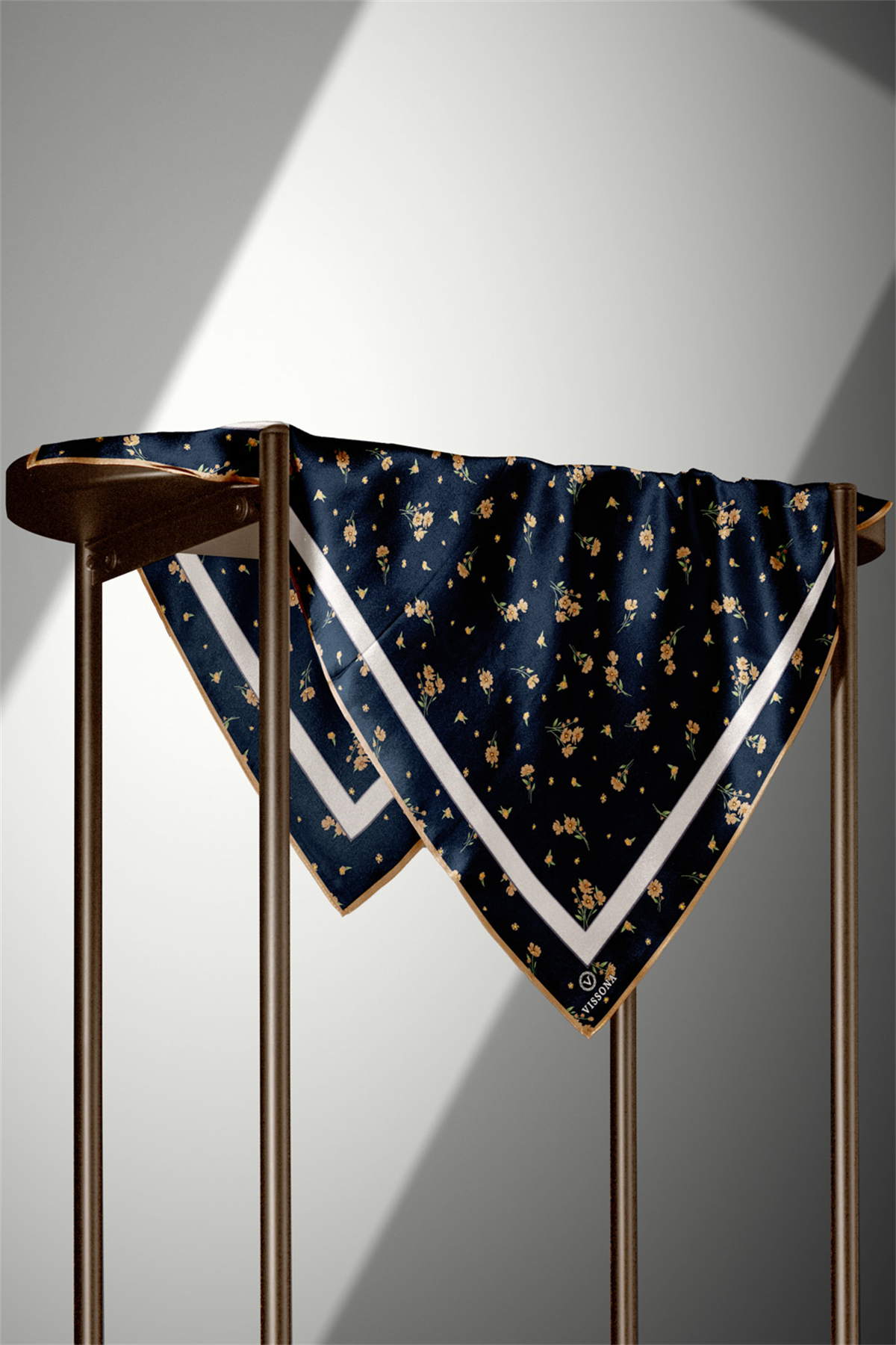 % 57 İPEK % 43 VİSKON Twill İpek Çıtır Çiçek Desenli Lacivert - Gold Renkli 90x90 Eşarp Dikim Şekli : El Dikişi