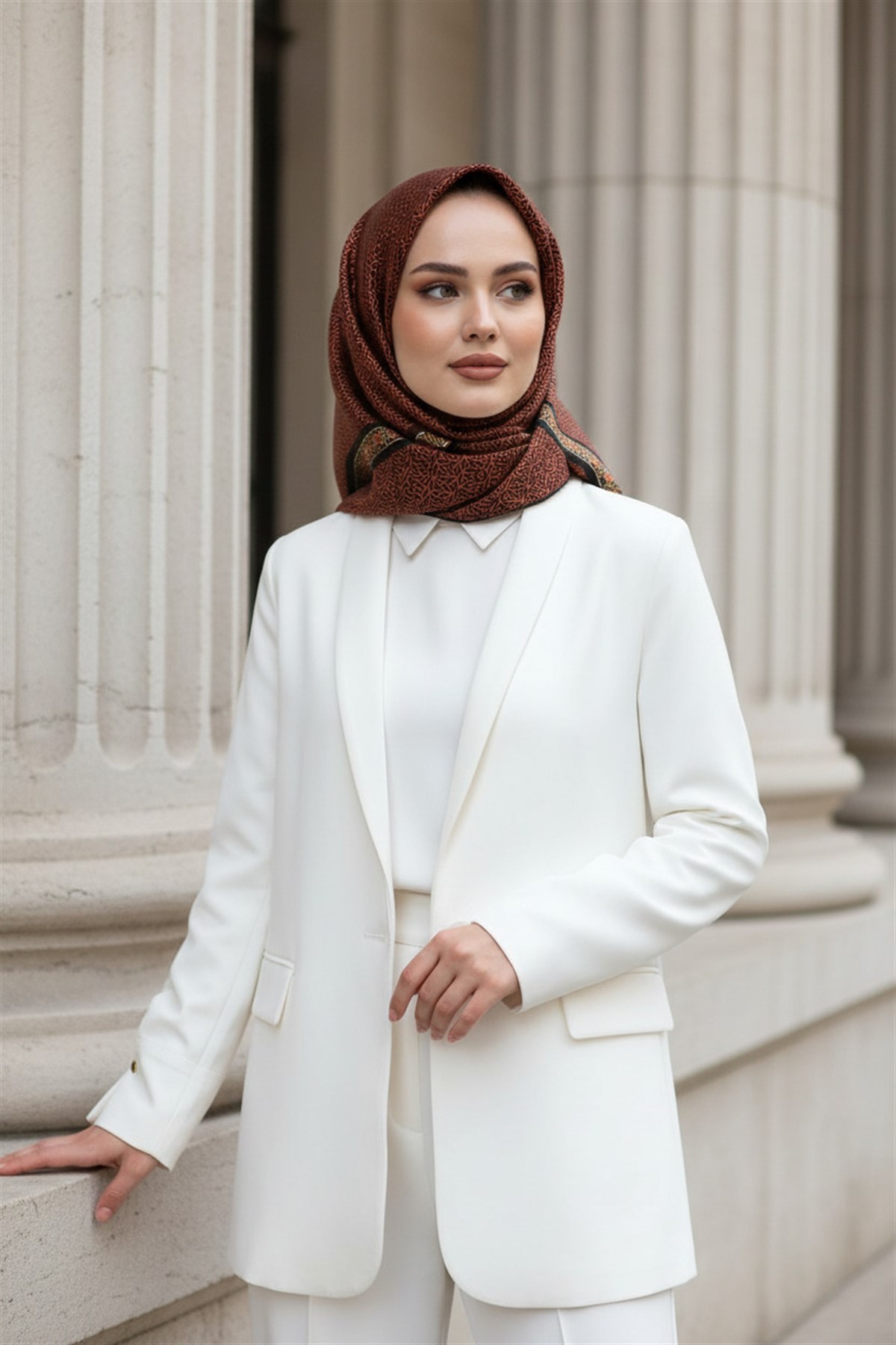 % 57 İPEK % 43 VİSKON Twill İpek Geometrik Desenli Taba - Siyah Renkli 90x90 Eşarp Dikim Şekli : El Dikişi