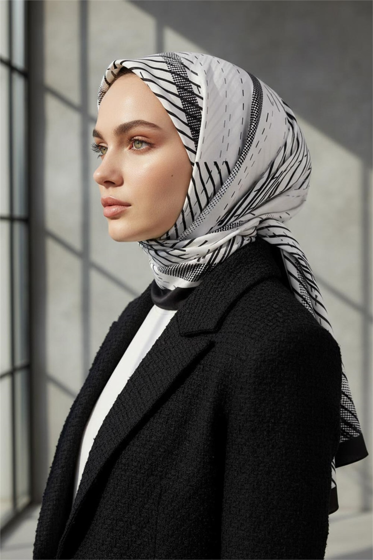 KREP ÇİZGİLİ DESENLİ KREM - SİYAH RENKLİ 75X195 KIRIŞMAZ ŞAL