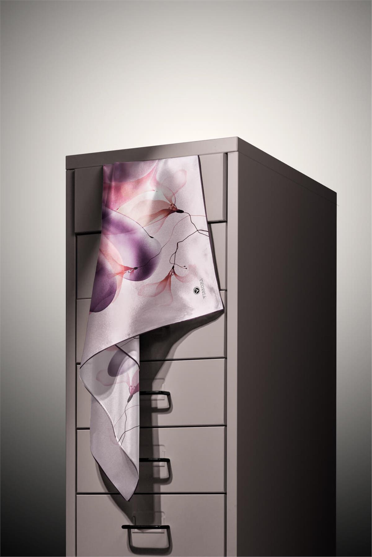 %100 Twill İpek Büyük Çiçek Desenli Mürdüm - Lila Renkli 90x90 Eşarp Dikim Şekli : El Dikişi