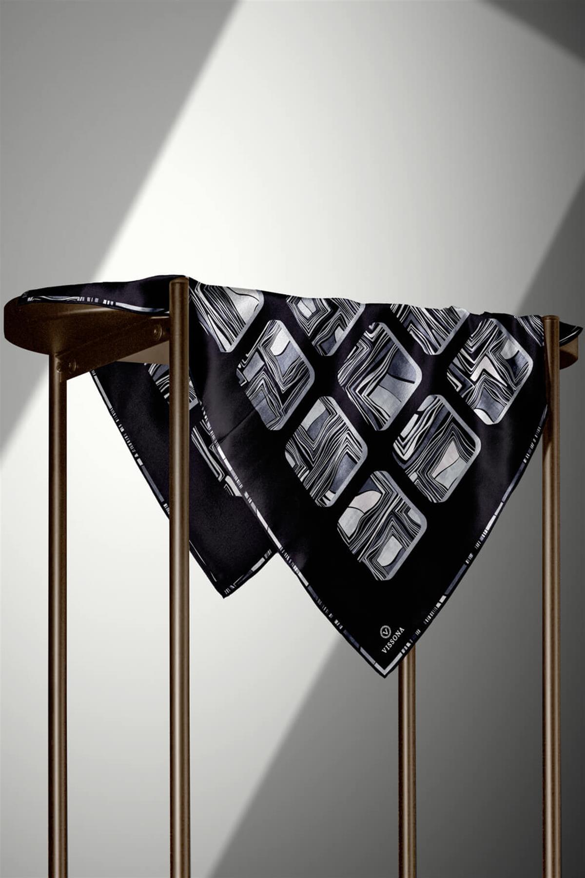 %100 Twill İpek Geometrik Kare Desenli Siyah - Beyaz Renkli 90x90 Eşarp Dikim Şekli : El Dikişi